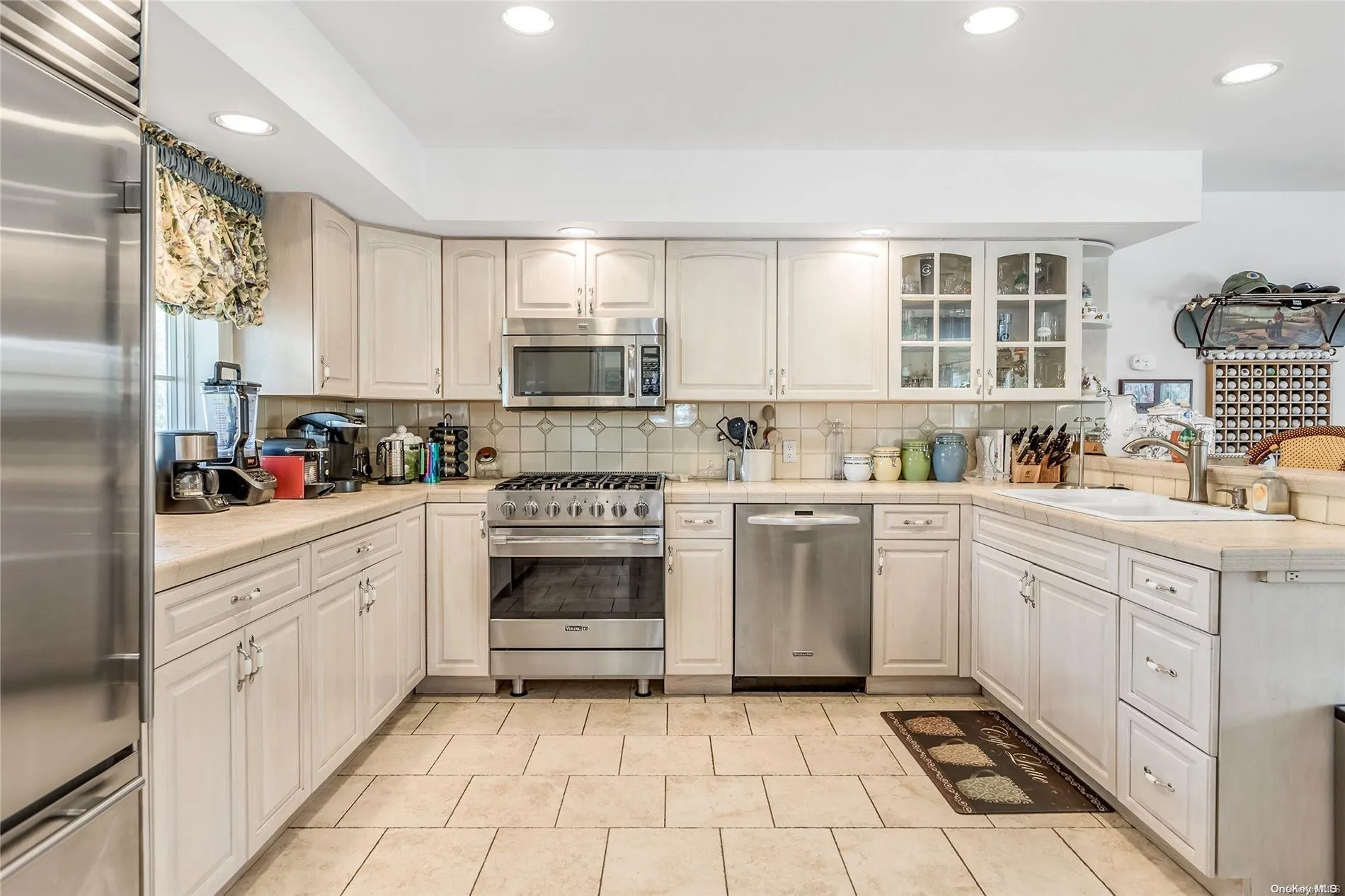 chef's well- equipped kitchen chef's well- equipped kitchen