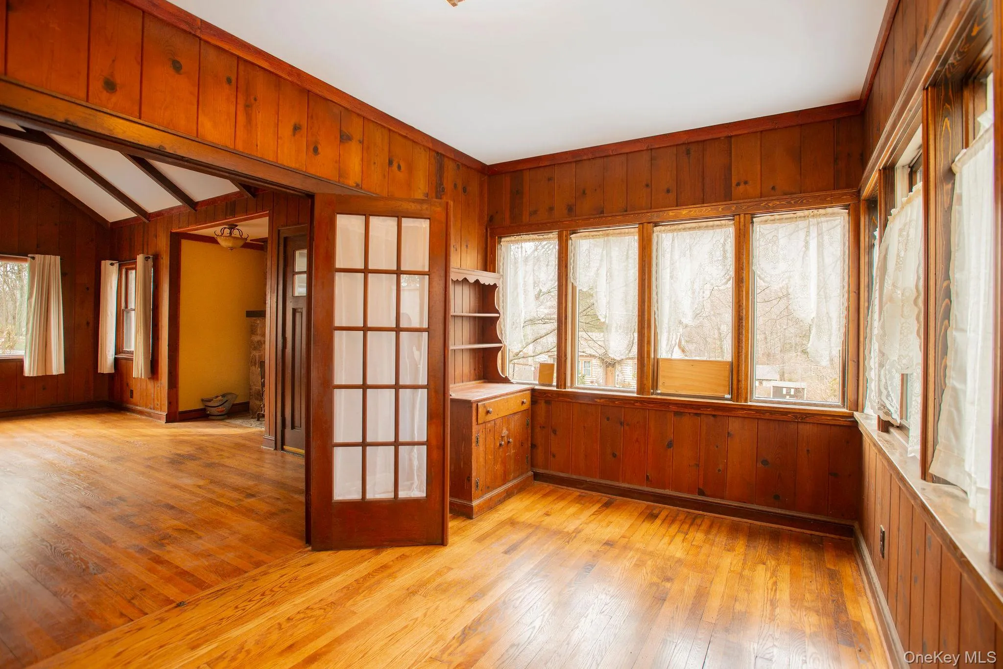 Sun-filled office / flex space. Sun-filled office / flex space.