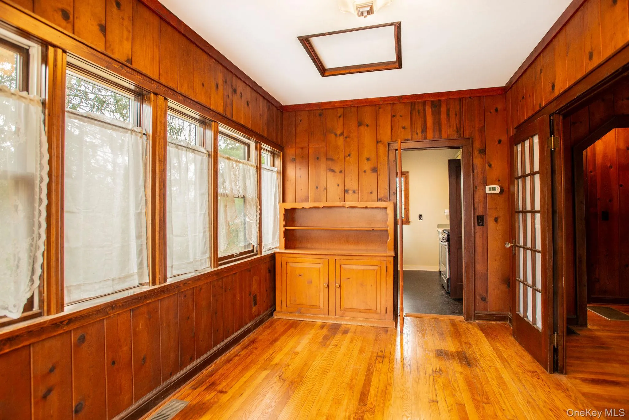 Sun-filled office / flex space. Sun-filled office / flex space.