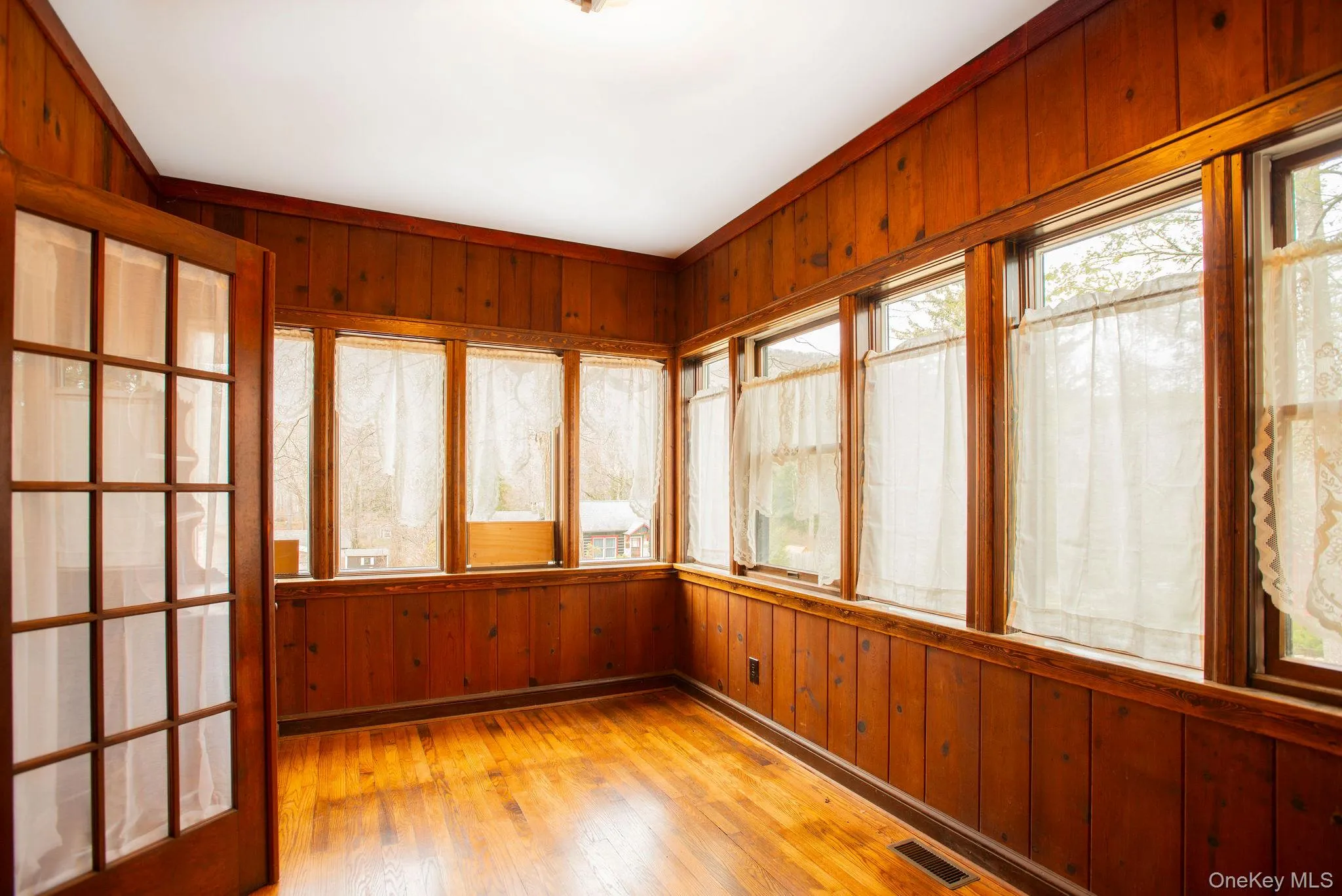 Sun-filled office / flex space. Sun-filled office / flex space.