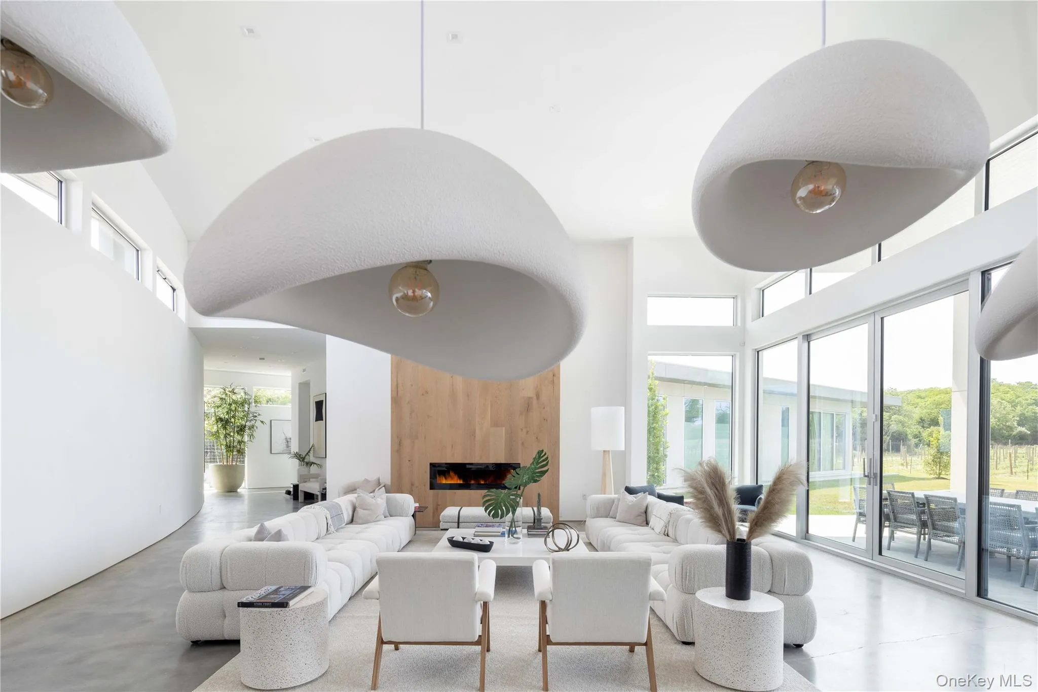 Living room with a fireplace and a high ceiling Living room with a fireplace and a high ceiling