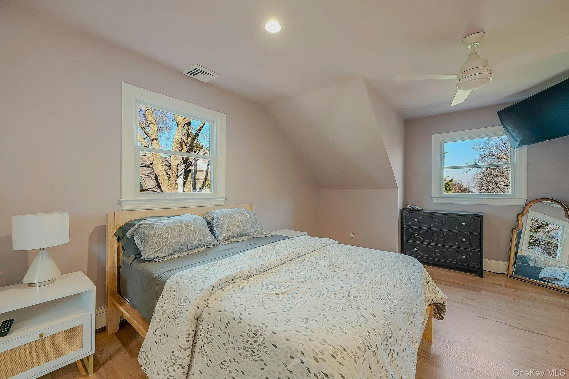 Junior en suite with queen bed Junior en suite with queen bed