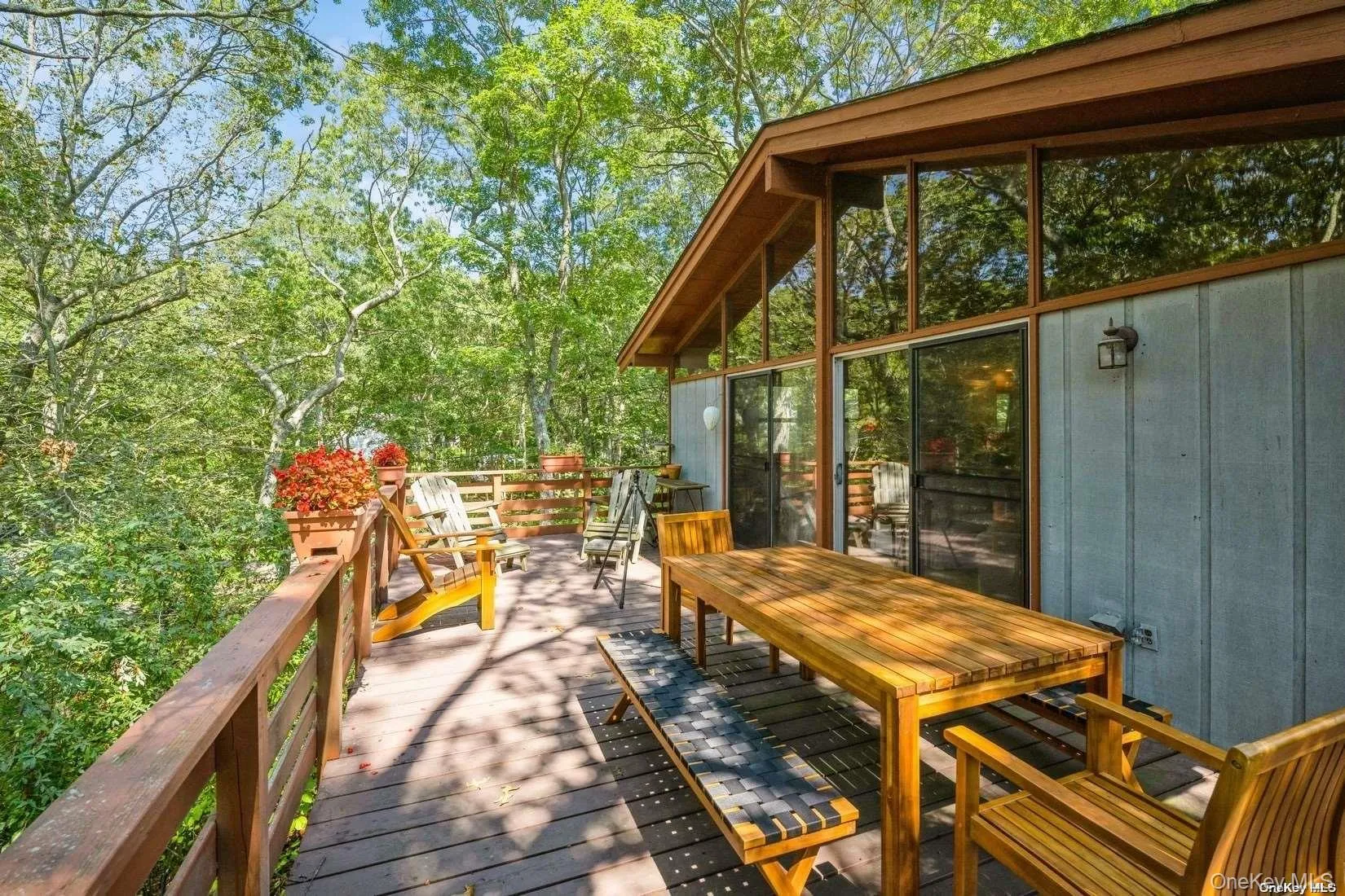 Front Spacious  Elevated Deck
