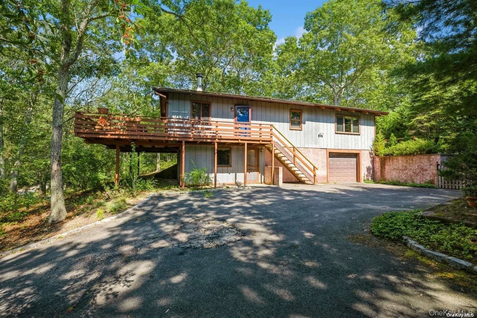 Side Of House With 1 Car Attached Garage