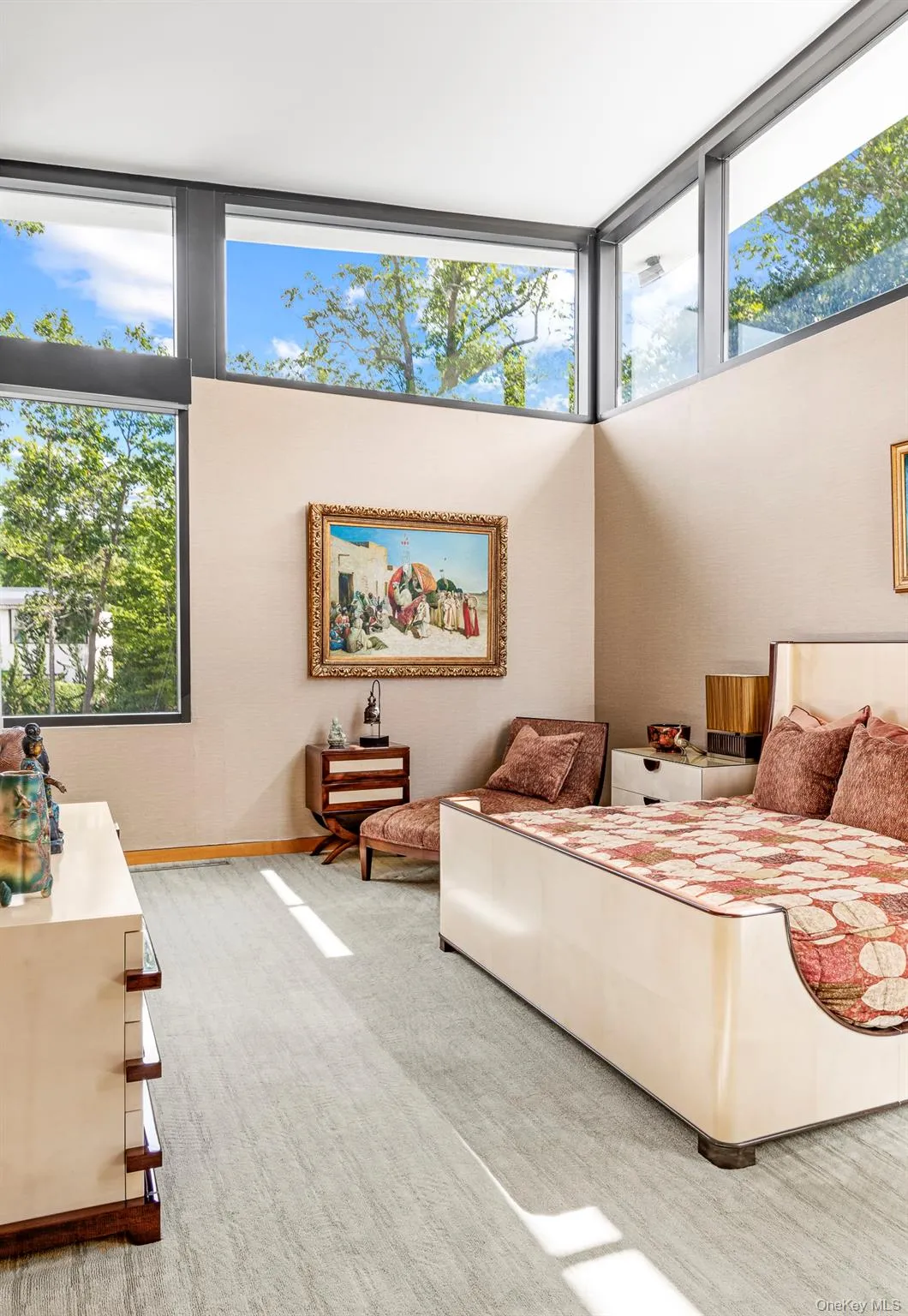 Bedroom with a high ceiling Bedroom with a high ceiling