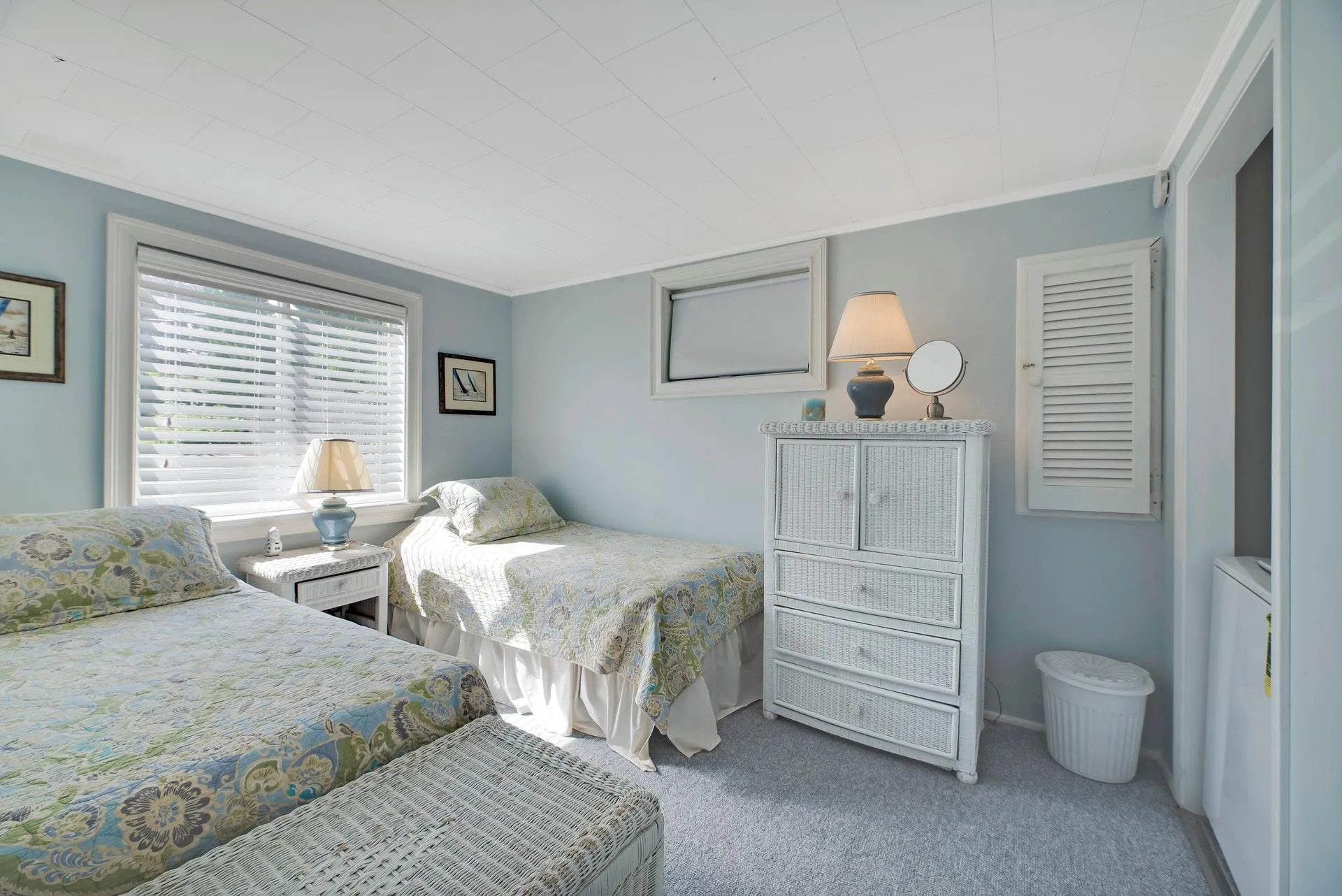 Carpeted bedroom with crown molding Carpeted bedroom with crown molding