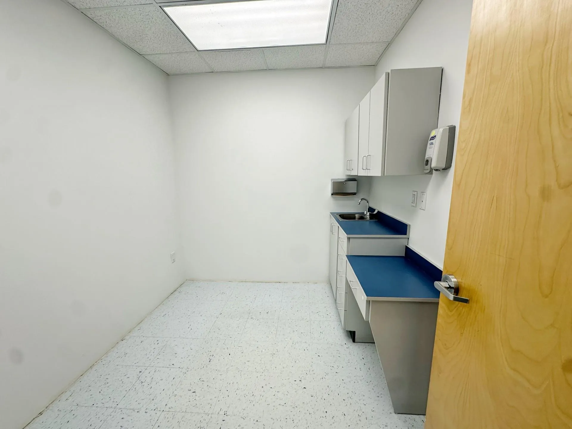 Laundry room with sink Laundry room with sink