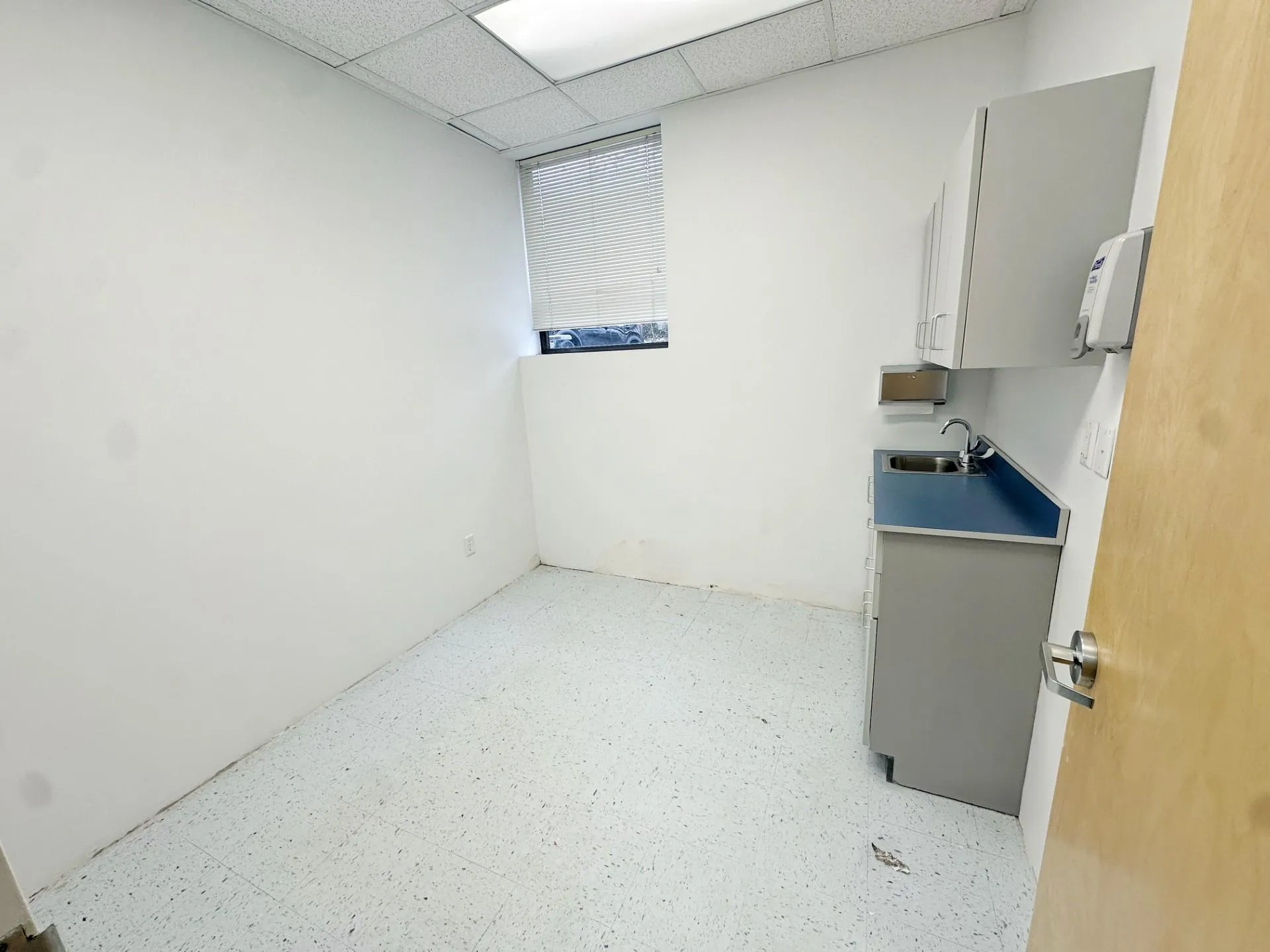 Laundry area featuring sink Laundry area featuring sink