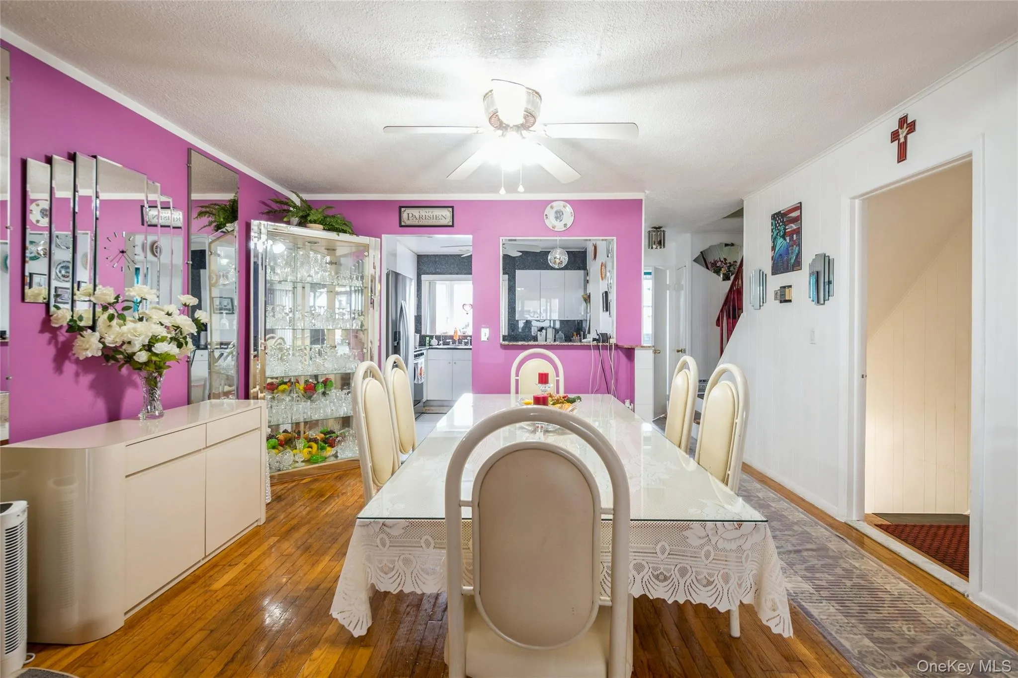 Dining room can accomodate a crowd! Dining room can accomodate a crowd!