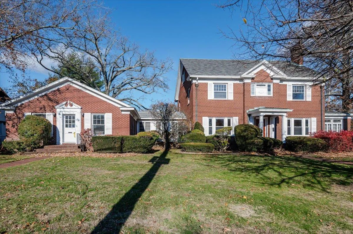 View of front facade with a front lawn View of front facade with a front lawn