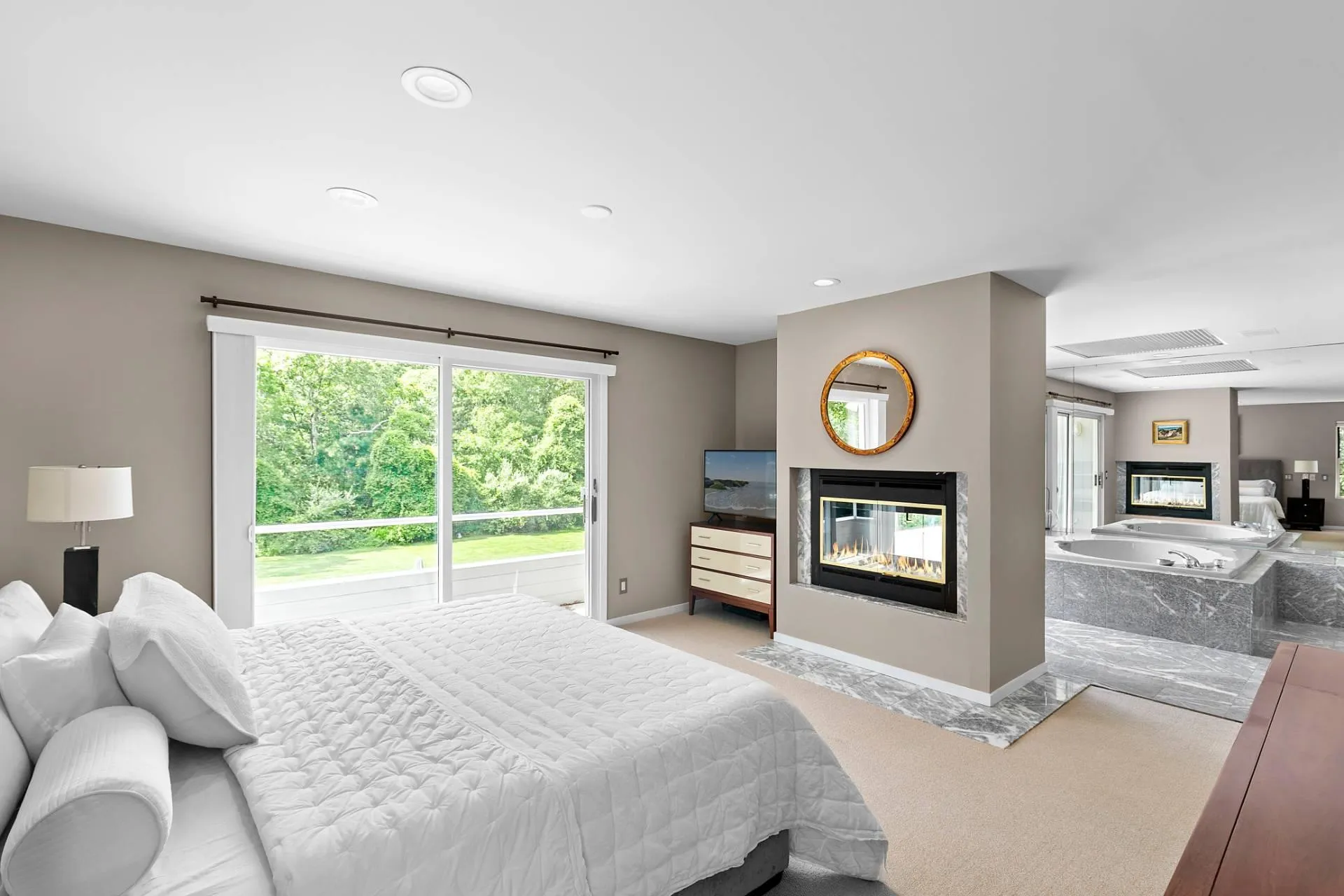 Private owners Suite Bedroom with Balcony and dual fireplace Private owners Suite Bedroom with Balcony and dual fireplace