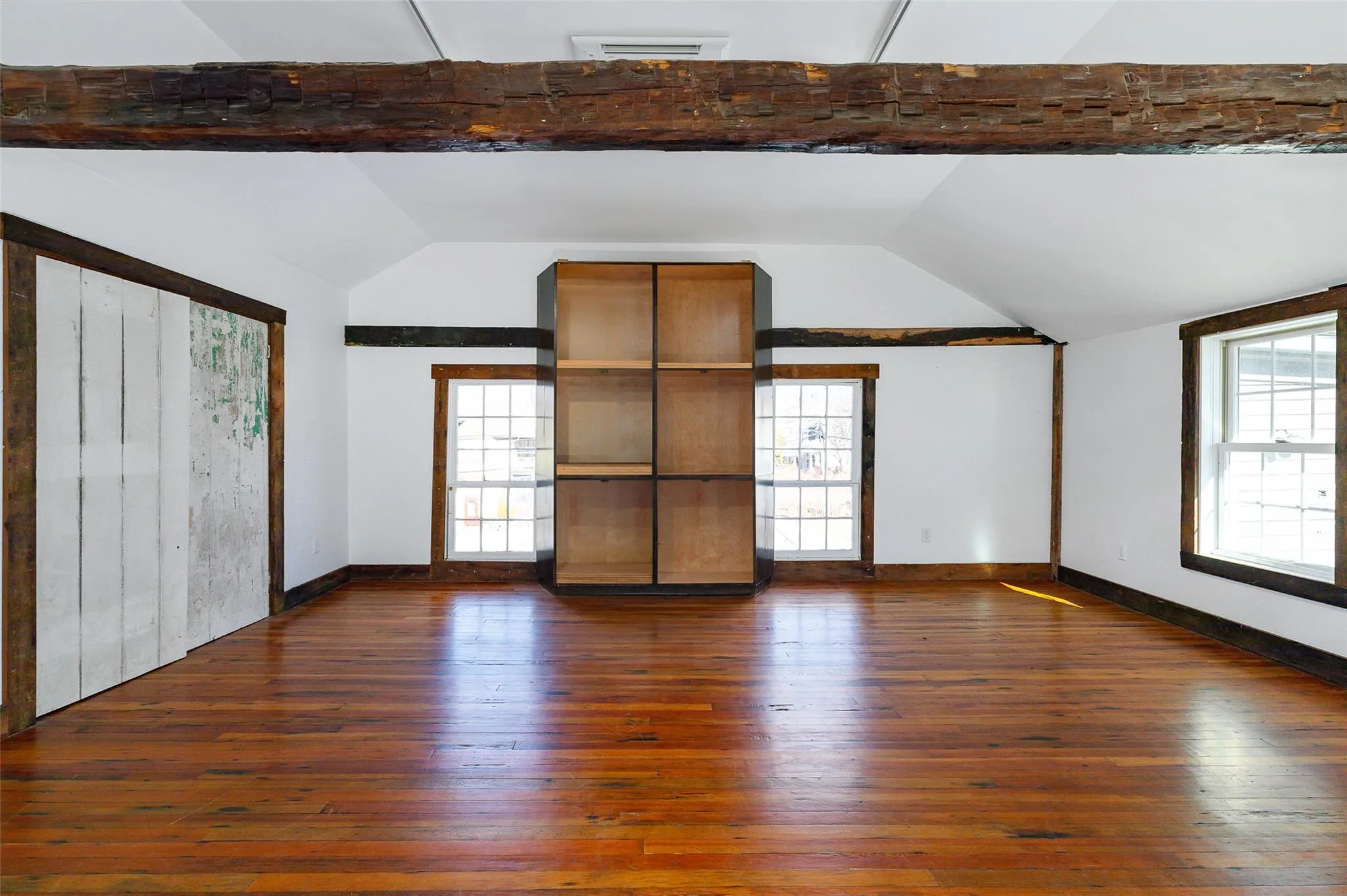 Vaulted High Ceiling Vaulted High Ceiling