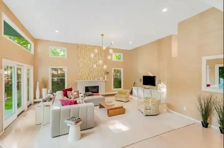 Living room with a chandelier and a high ceiling Living room with a chandelier and a high ceiling
