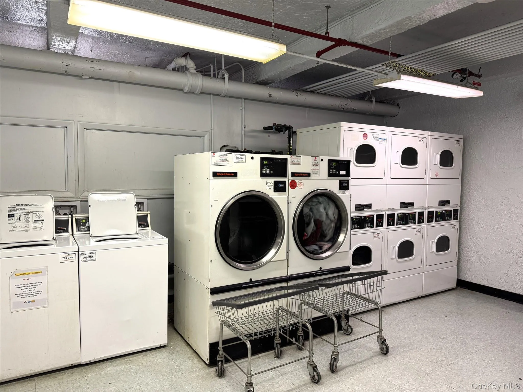 Clothes washing area with stacked washer / drying machine and washing machine and clothes dryer Clothes washing area with stacked washer / drying machine and washing machine and clothes dryer