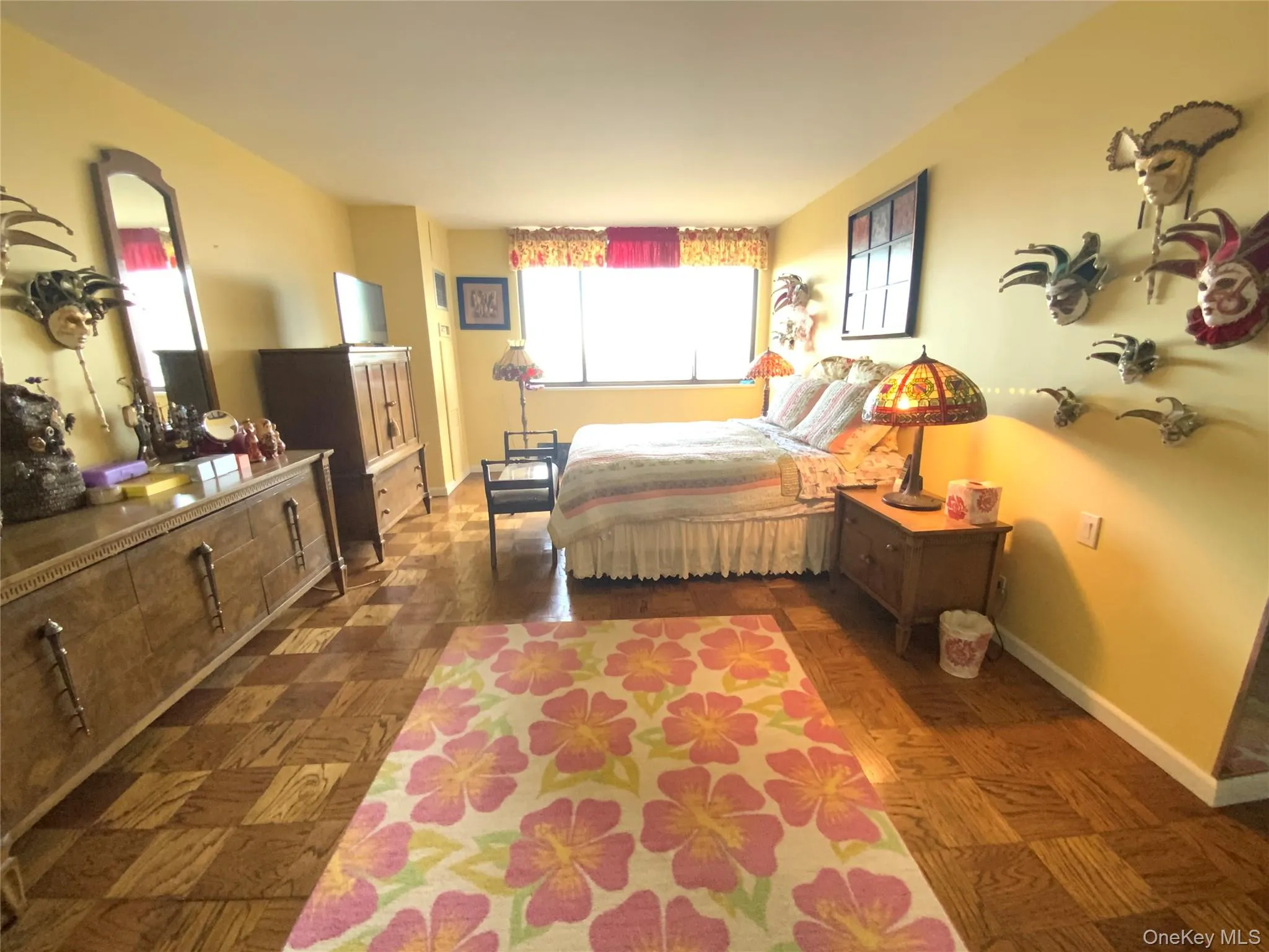Bedroom with multiple windows Bedroom with multiple windows