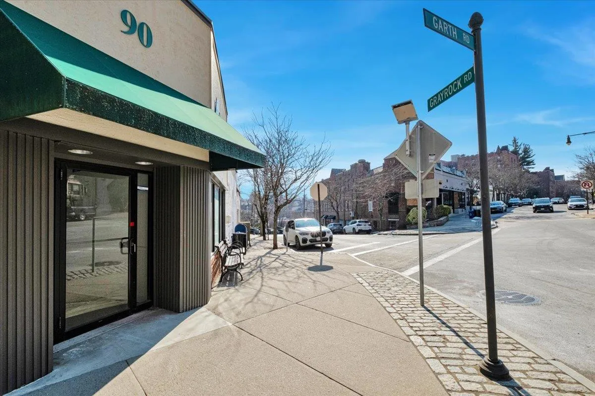 Plenty of metered parking located a few steps from the entrance Plenty of metered parking located a few steps from the entrance