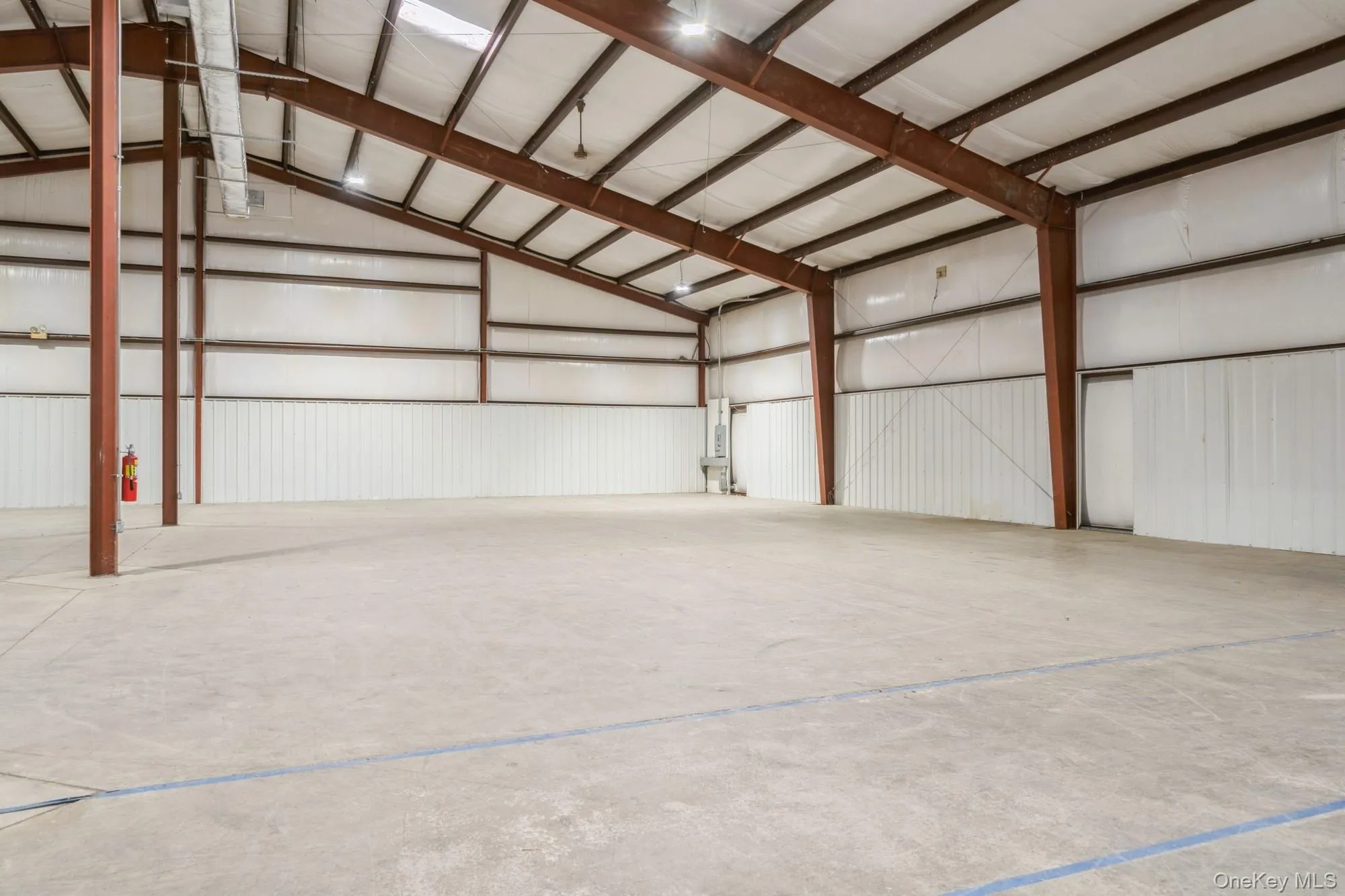 Interior view of warehouse to be divided Interior view of warehouse to be divided