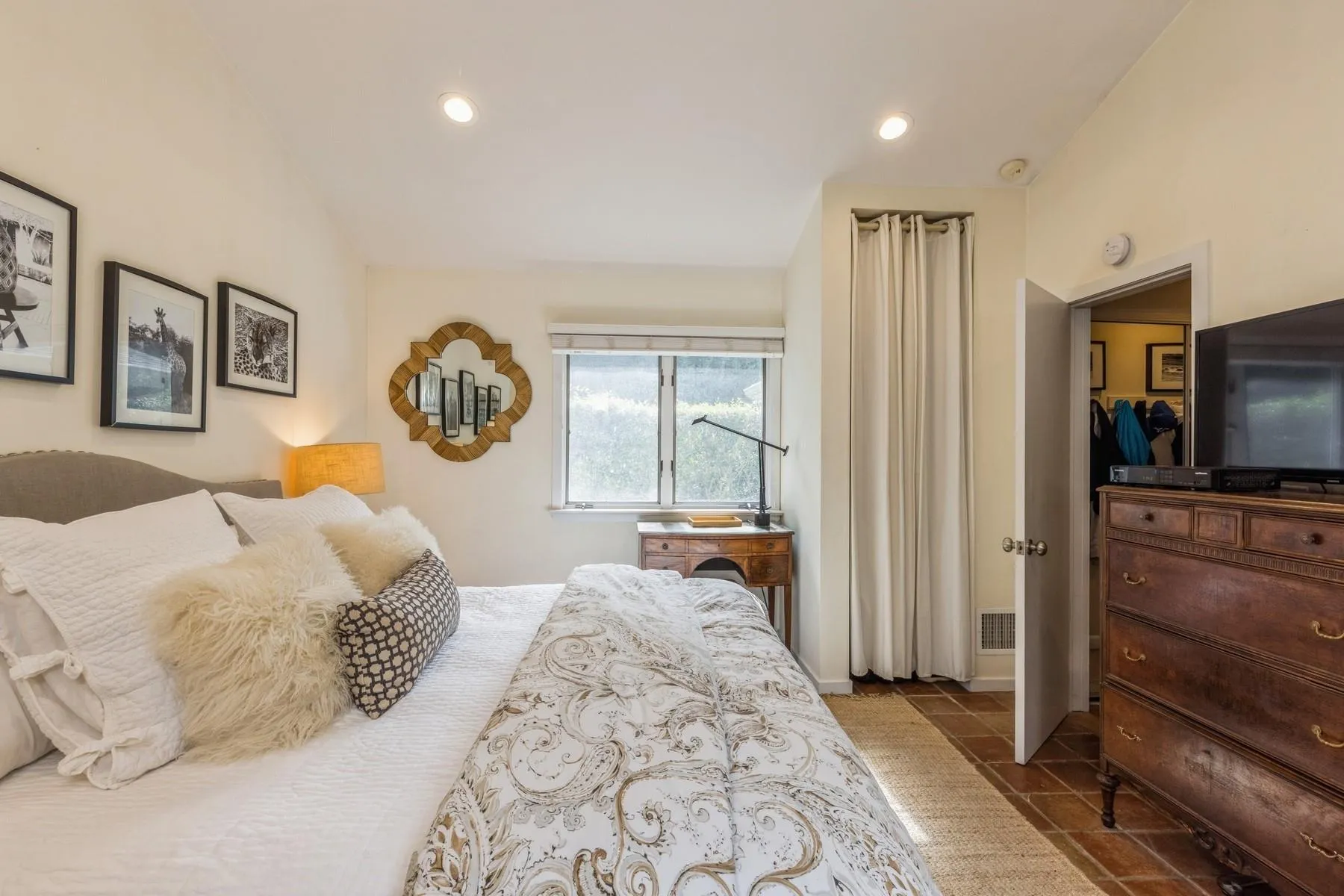 Bedroom with lofted ceiling - King Bed Bedroom with lofted ceiling - King Bed