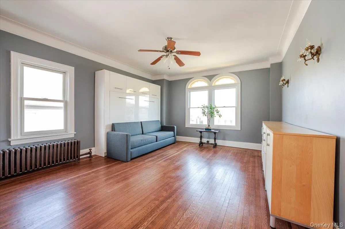 Large and Bright Bedroom w Hardwood floors Large and Bright Bedroom w Hardwood floors