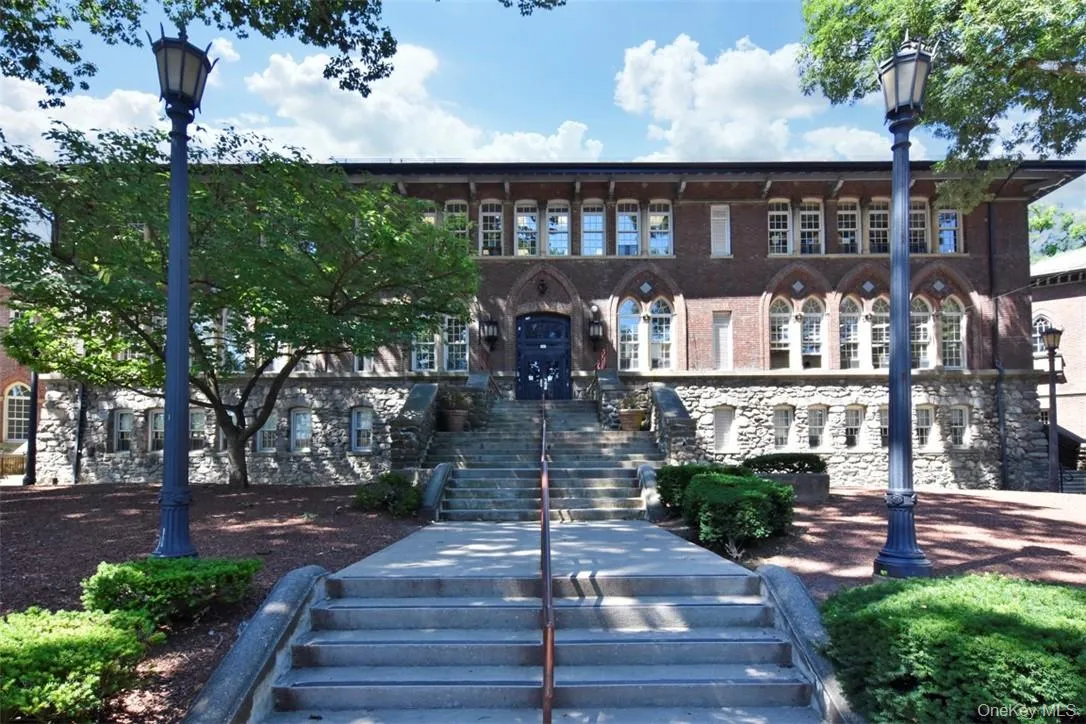Across the street from the park is the siwanoy elementary school Across the street from the park is the siwanoy elementary school