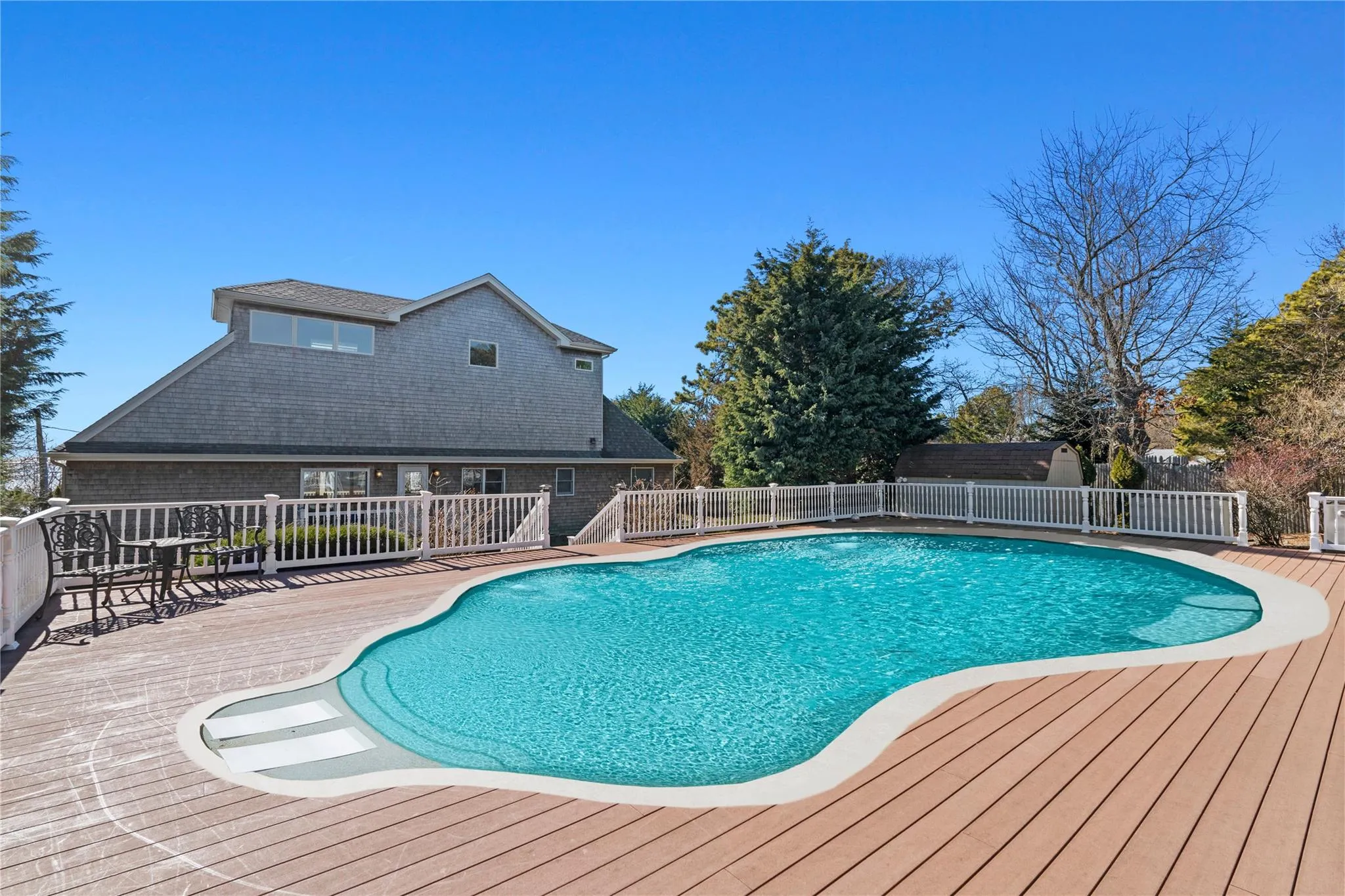 Sun soaked heated gunite pool taking center stage! Sun soaked heated gunite pool taking center stage!