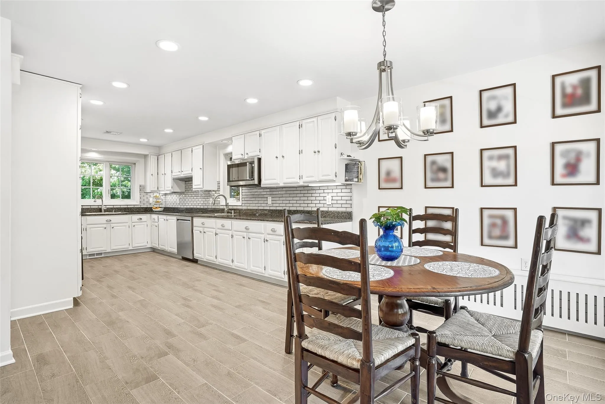 Large Eat in Kitchen with 2 different prep sinks Large Eat in Kitchen with 2 different prep sinks