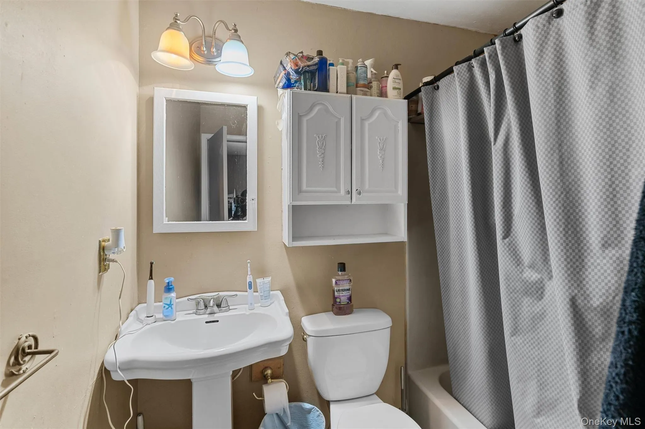Full bath featuring a sink and toilet Full bath featuring a sink and toilet