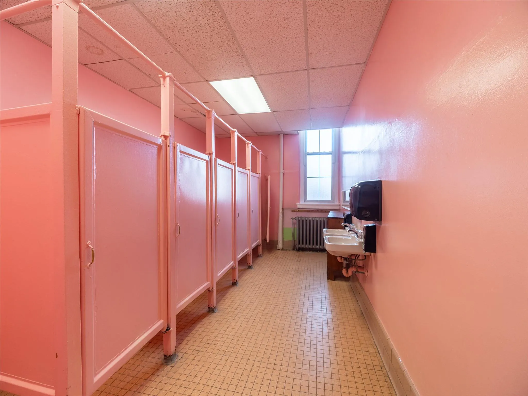 Storage room with radiator heating unit Storage room with radiator heating unit