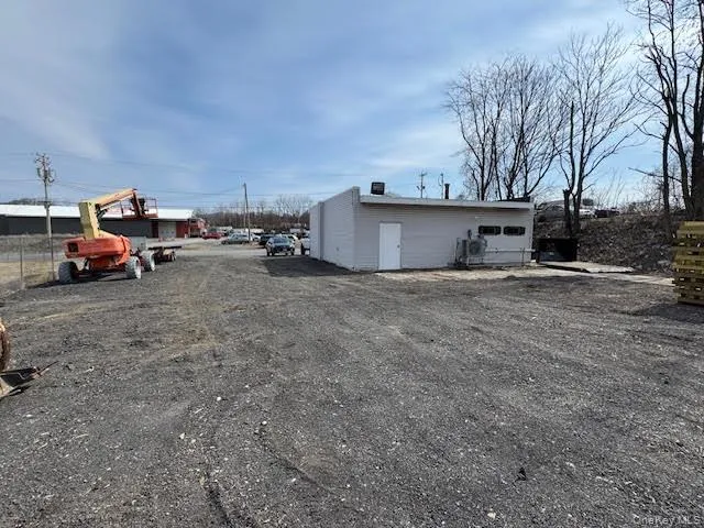Yard between the 2 buildings. Yard between the 2 buildings.