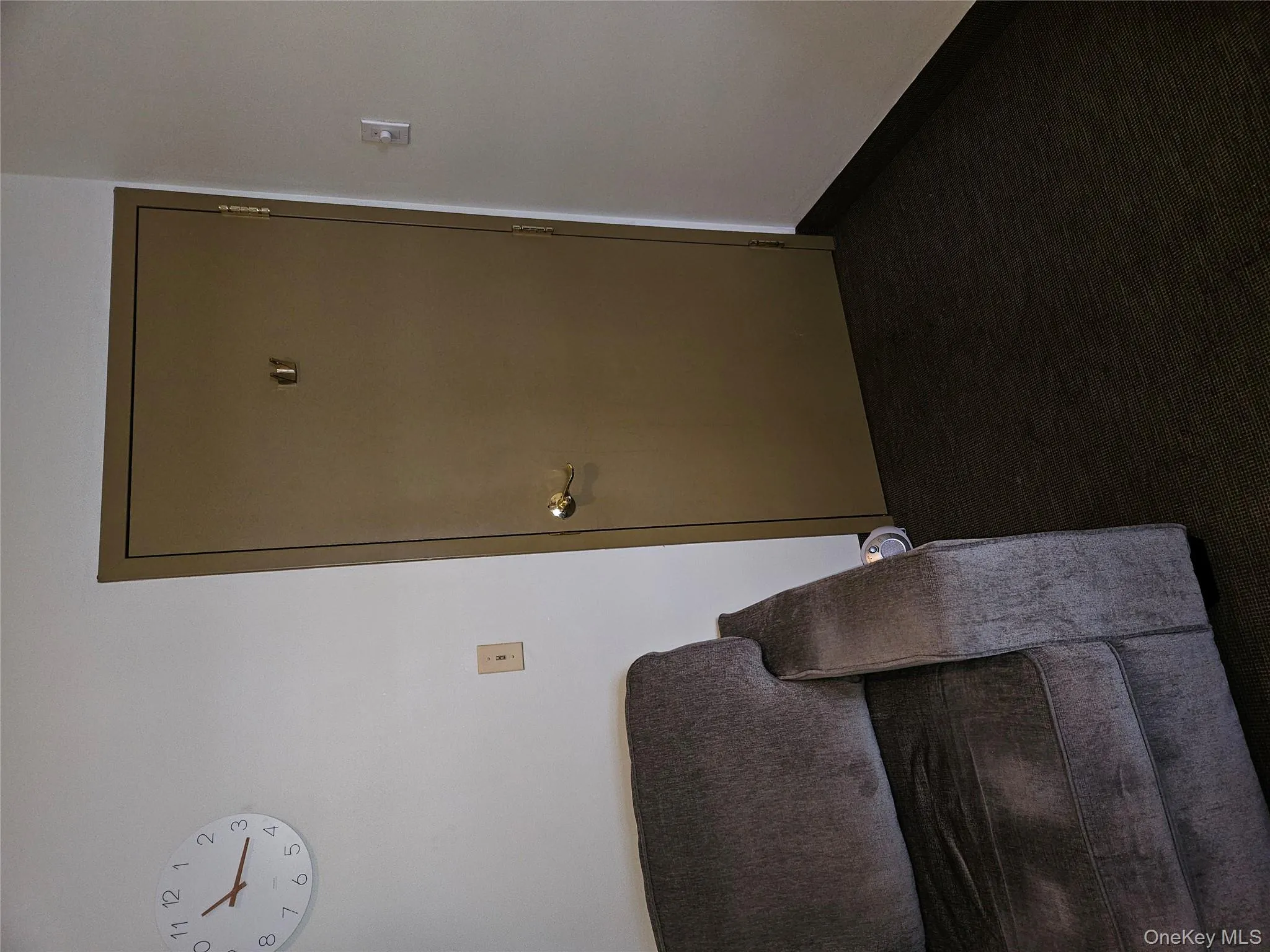 Looking toward hallway door.  Shown as previously furnished. Looking toward hallway door.  Shown as previously furnished.