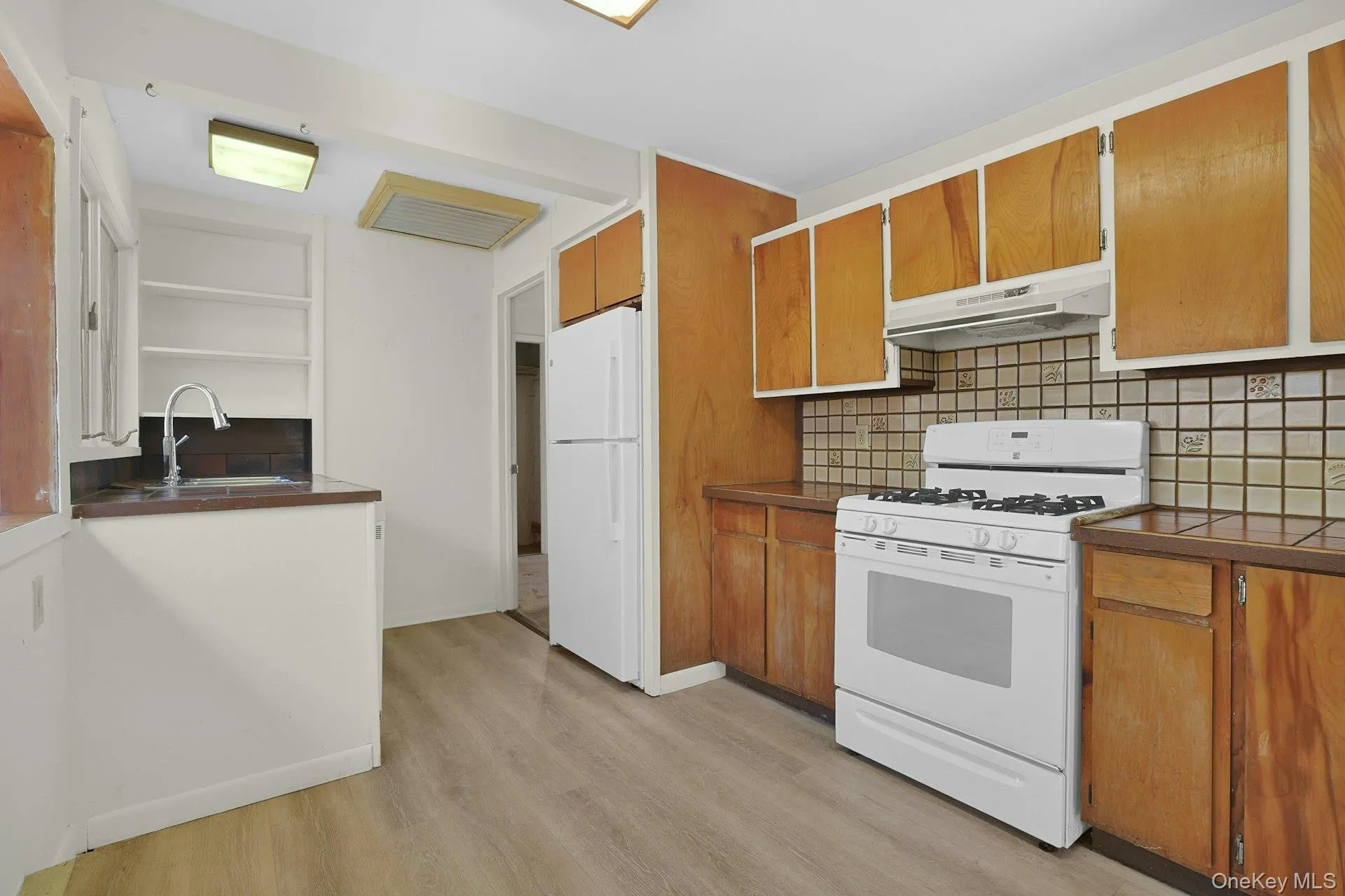 The eat-in kitchen is smartly designed for ease of movement when preparing meals. The eat-in kitchen is smartly designed for ease of movement when preparing meals.