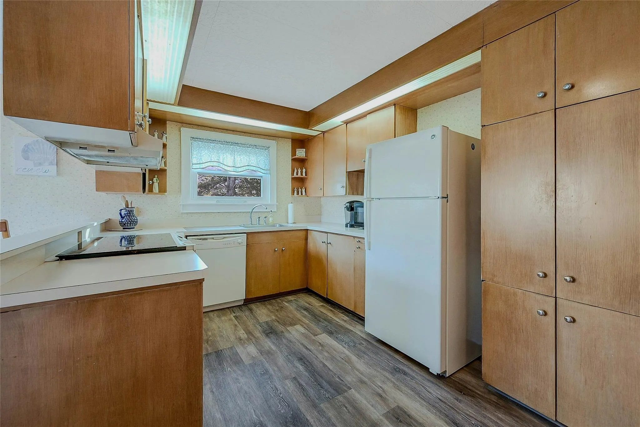 Well Equipped Kitchen Well Equipped Kitchen