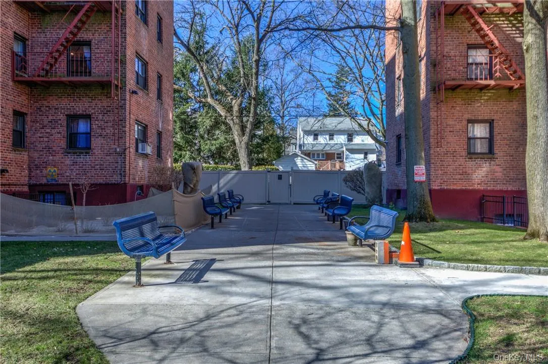Gated picnic area to lounge and BBQ. Gated picnic area to lounge and BBQ.
