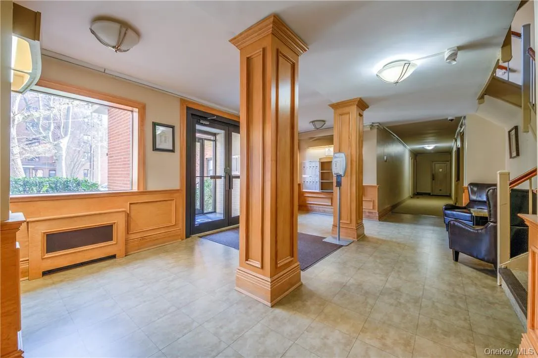 Bright, spacious and well kept lobby. Bright, spacious and well kept lobby.