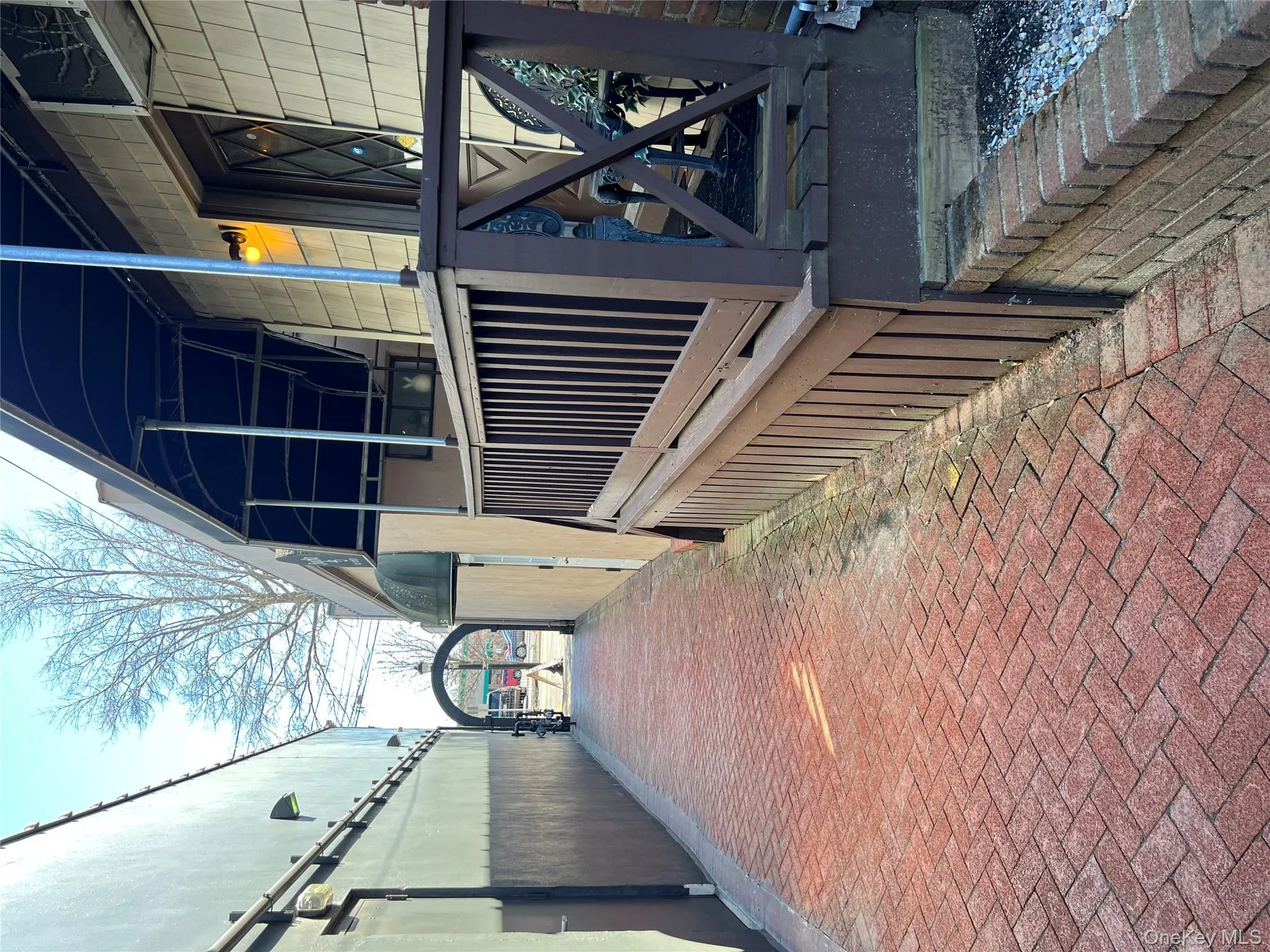 Entrance to front & back to salon Entrance to front & back to salon