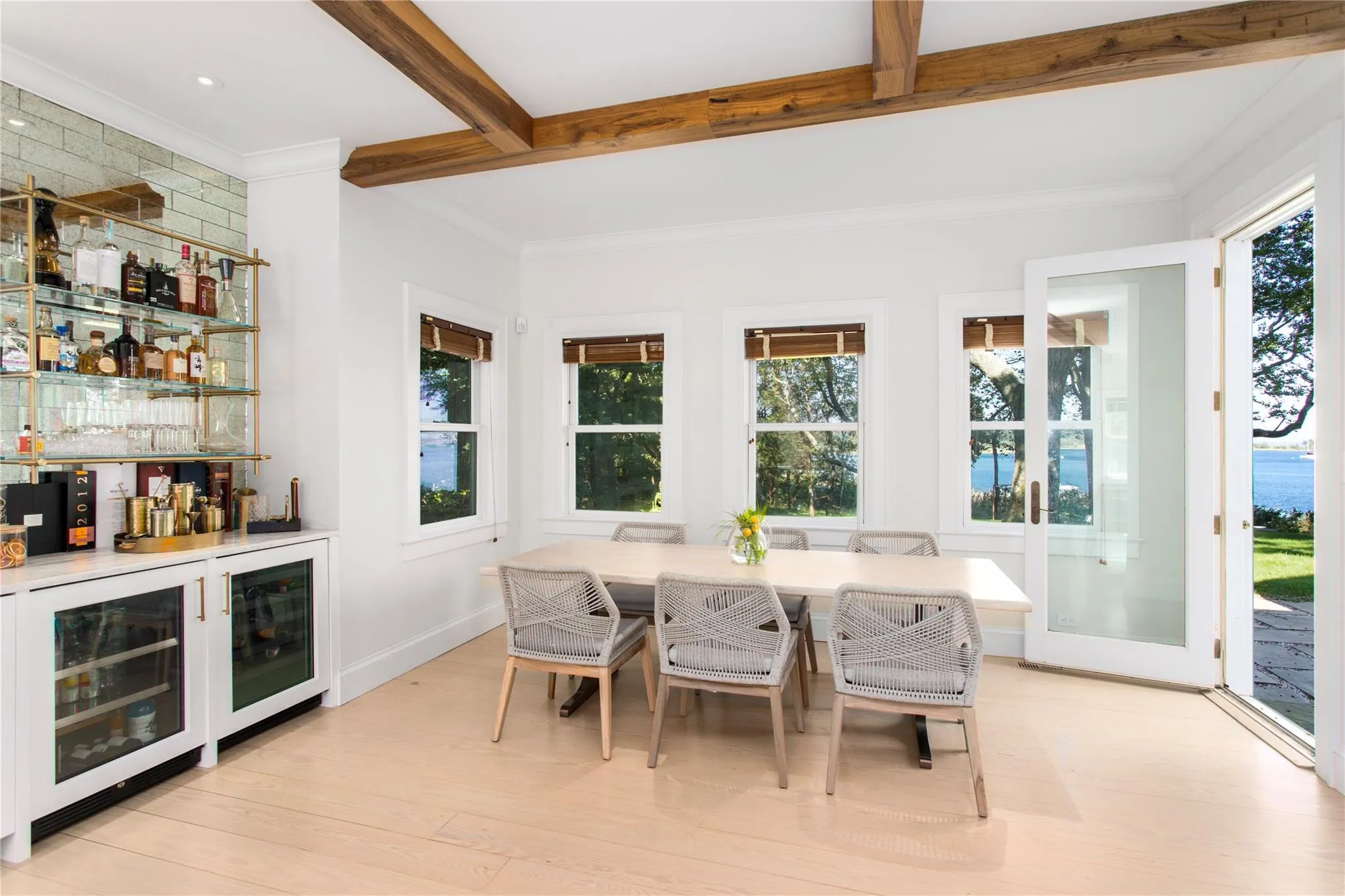 Equipped with a Wet Bar Equipped with a Wet Bar