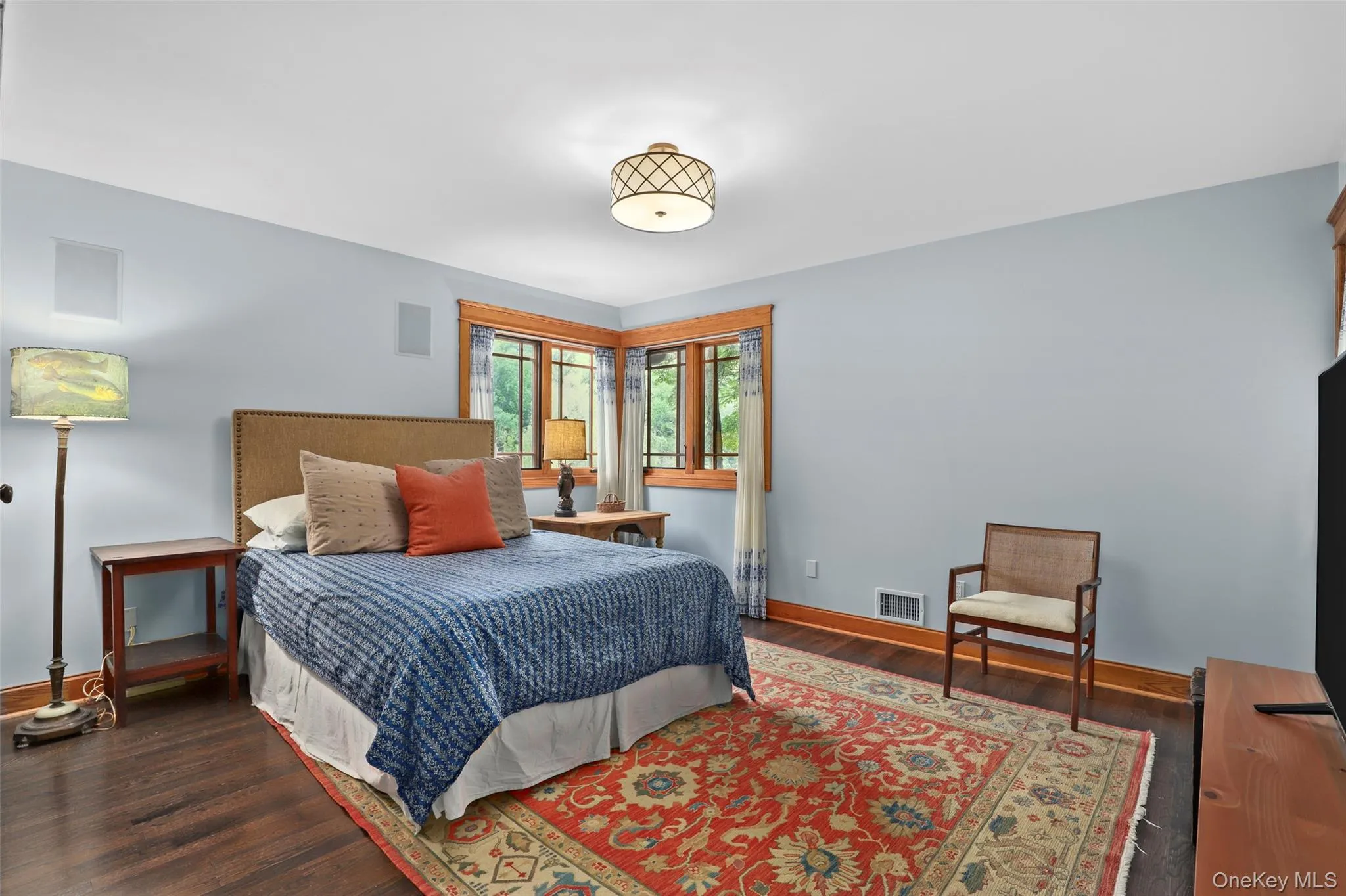 Private bedroom with full size bed. Private bedroom with full size bed.