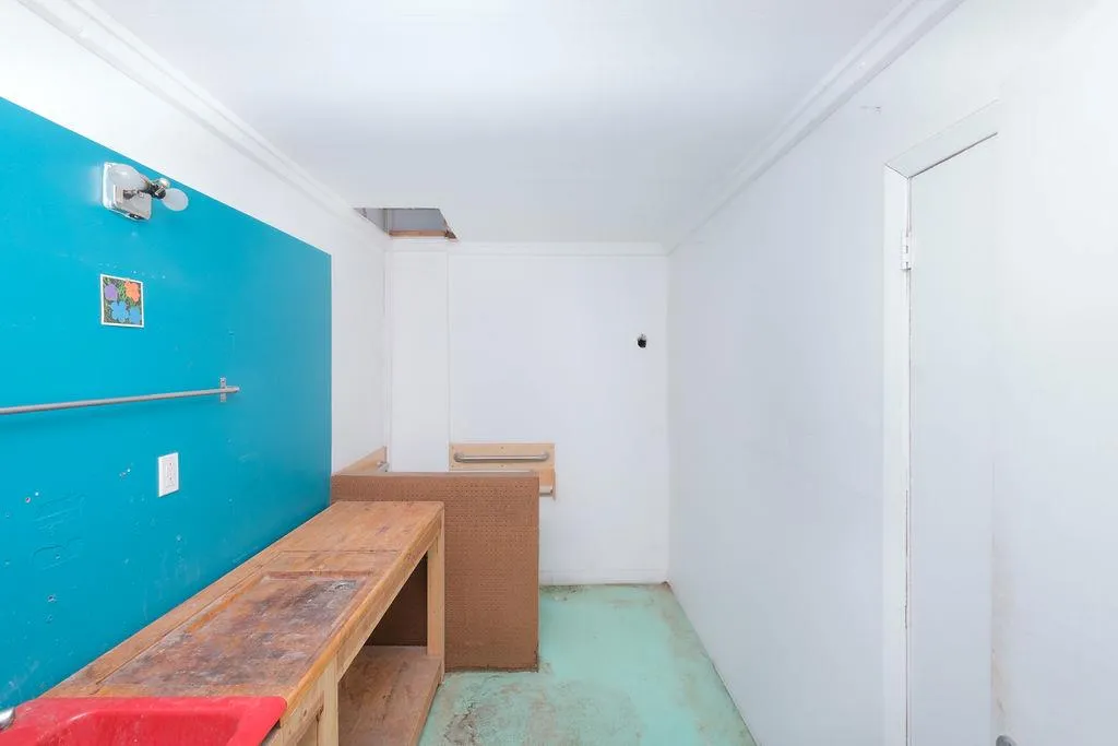 Hallway with crown molding Hallway with crown molding