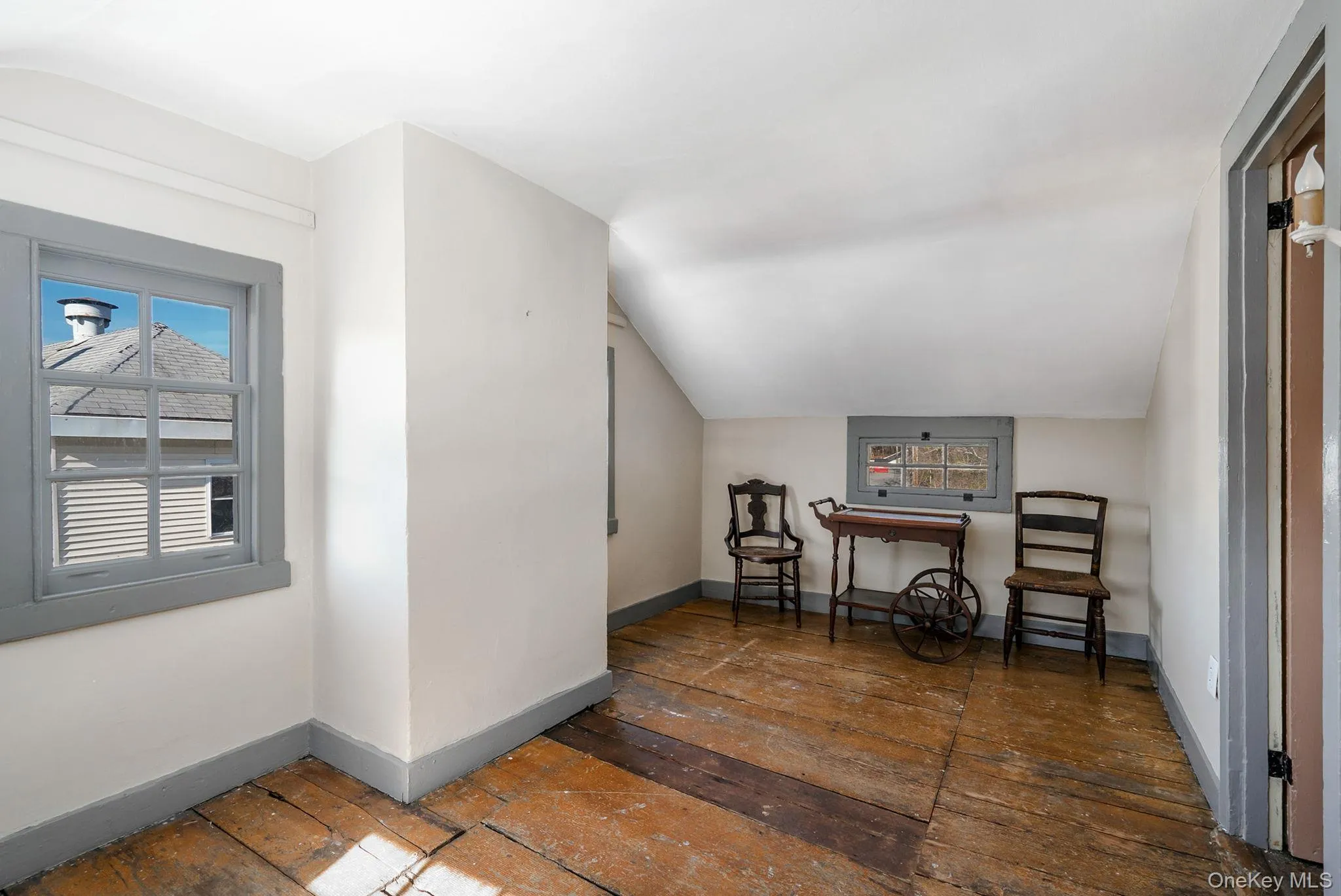 Second floor, three room. Second floor, three room.