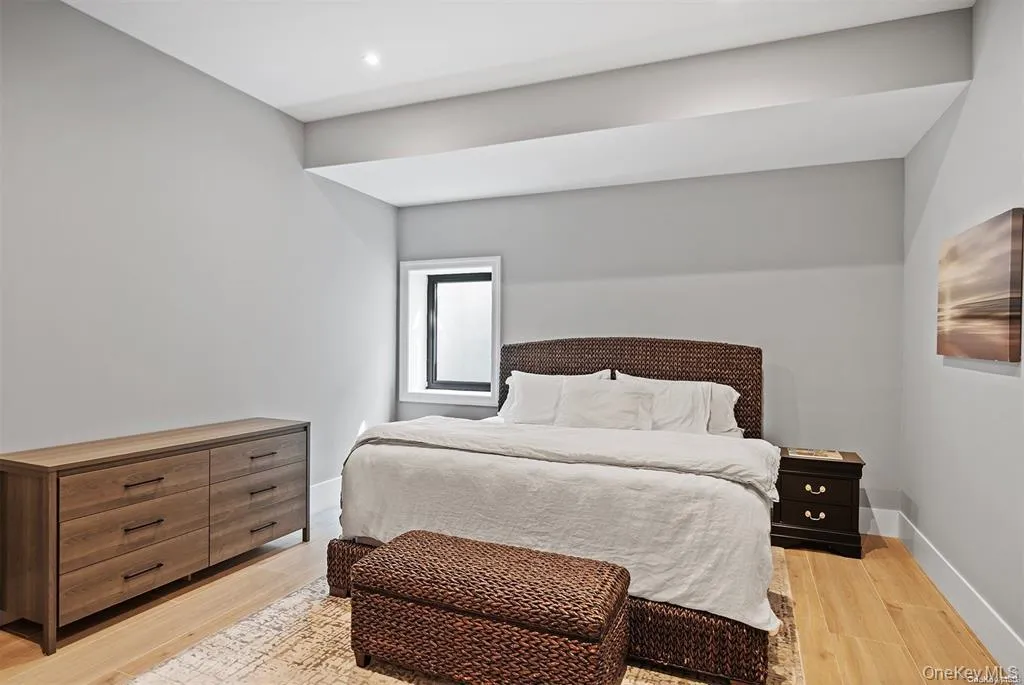 Lower Level Bedroom with ensuite bathroom Lower Level Bedroom with ensuite bathroom