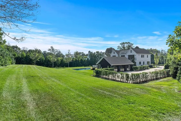 View of yard featuring a detached garage and driveway