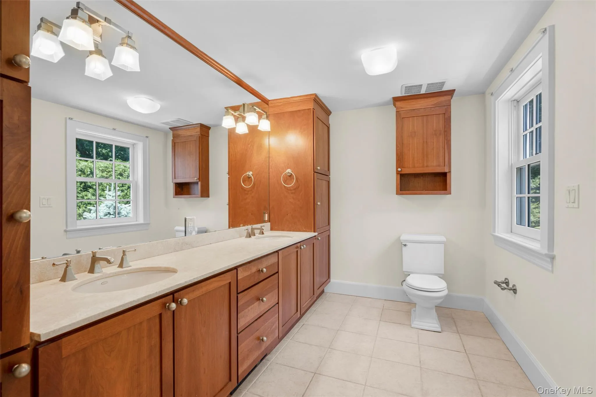 Double sink vanity. Double sink vanity.