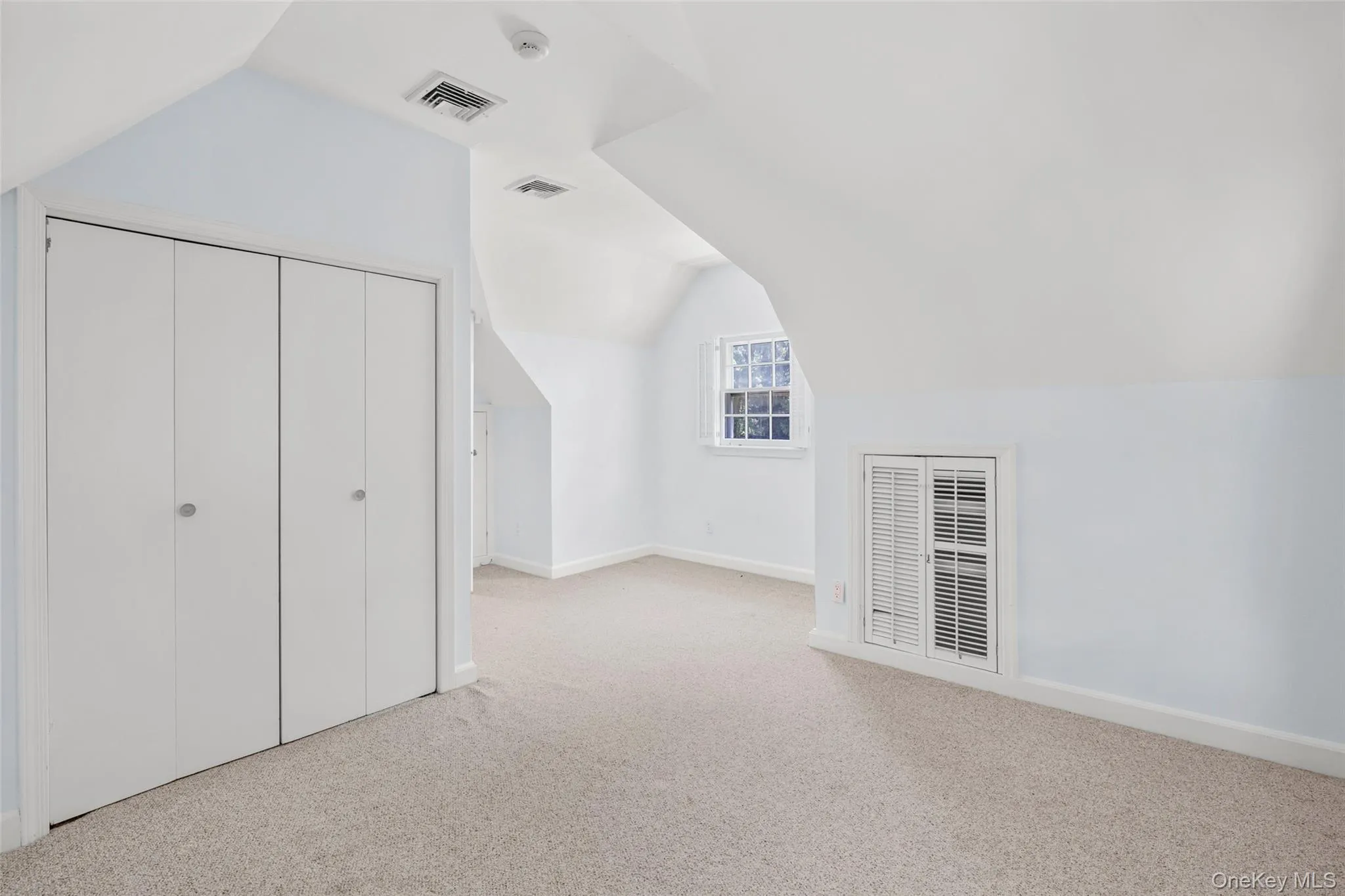 Guest or nanny suite over the garage and very private. Guest or nanny suite over the garage and very private.
