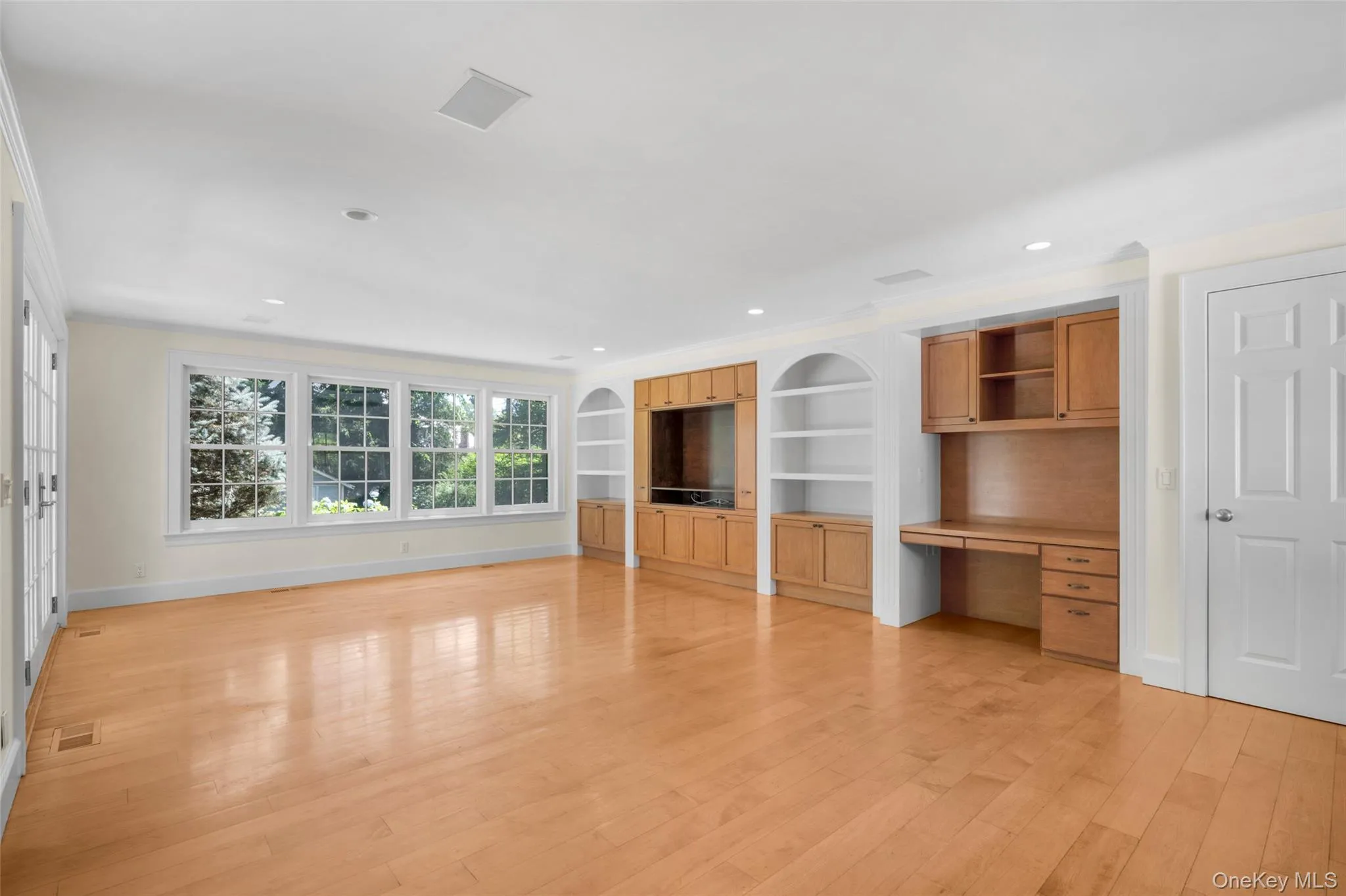 Large family room with built ins, overlooking the backyard and adjacent to the eat in kitchen. Large family room with built ins, overlooking the backyard and adjacent to the eat in kitchen.