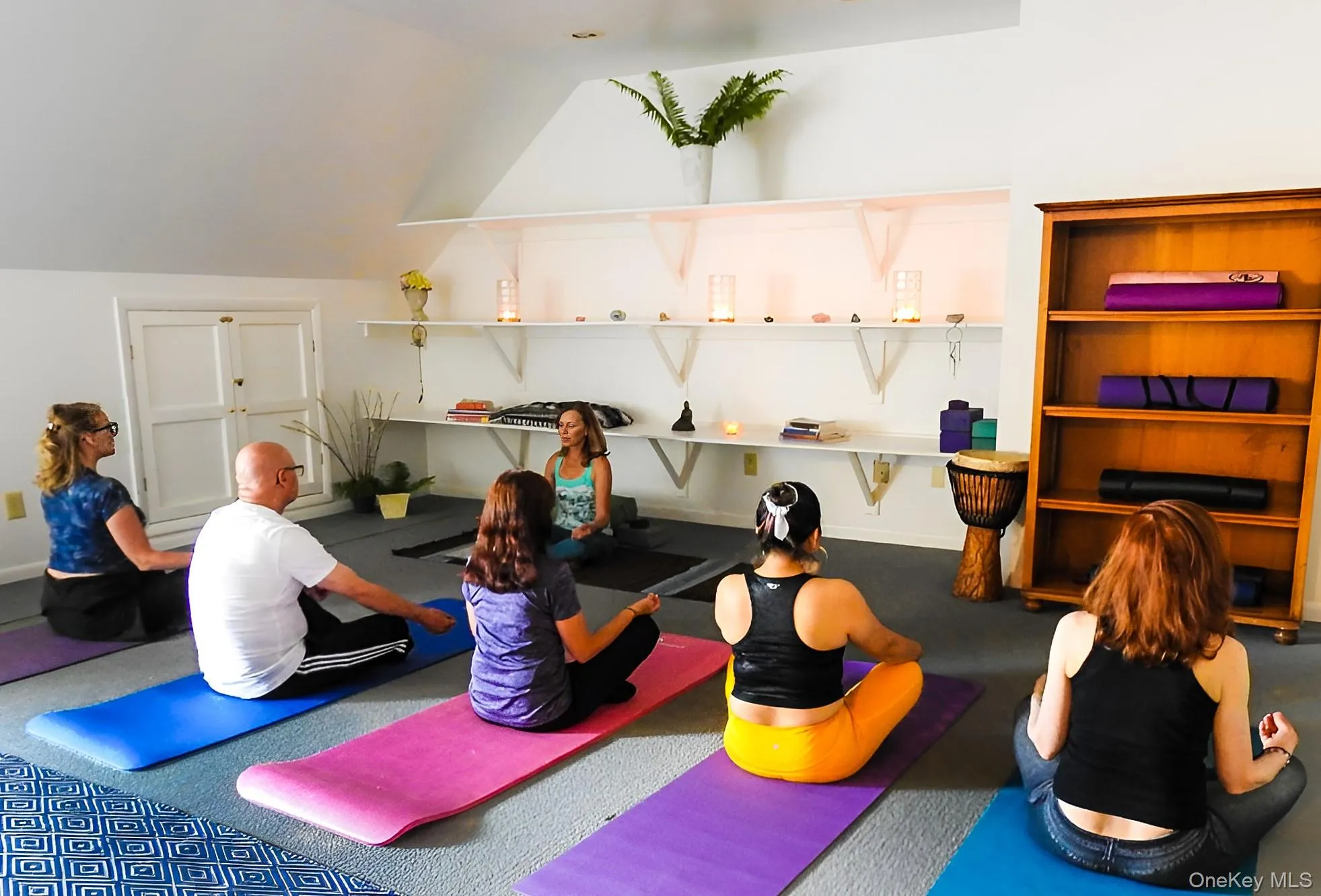 Playroom featuring lofted ceiling and baseboards Playroom featuring lofted ceiling and baseboards