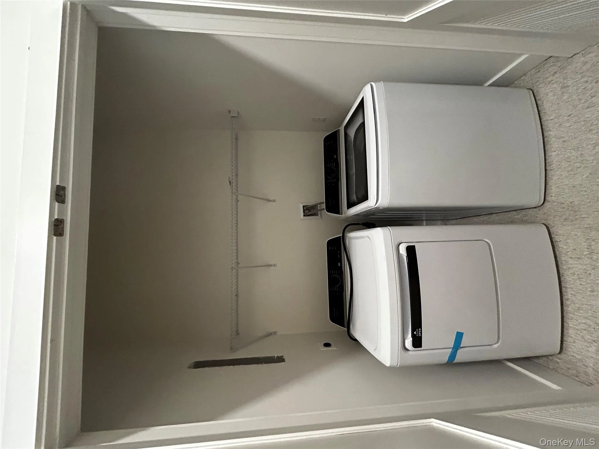 Laundry area featuring baseboards, laundry area, and independent washer and dryer Laundry area featuring baseboards, laundry area, and independent washer and dryer