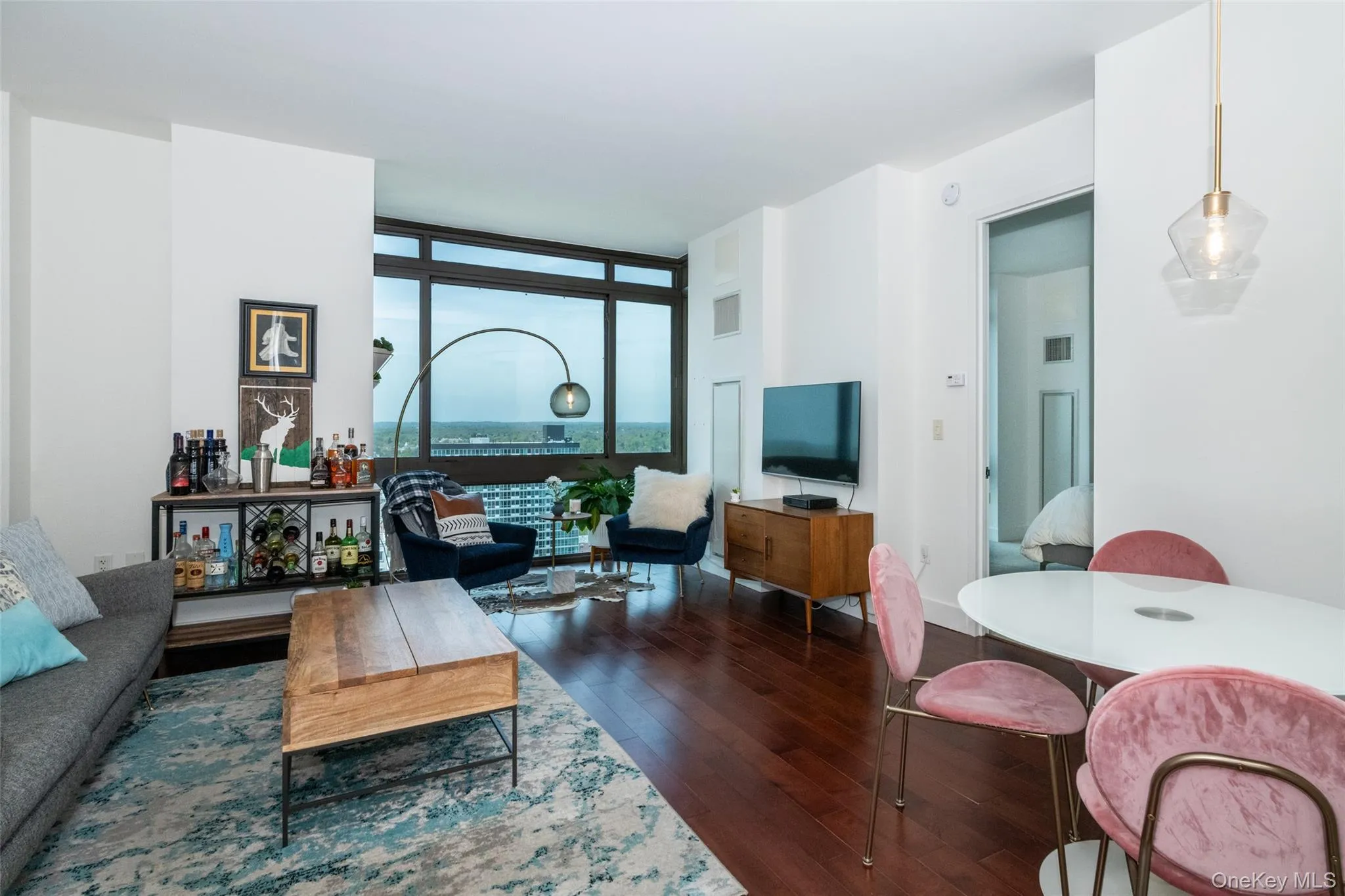 With floor to ceiling windows With floor to ceiling windows