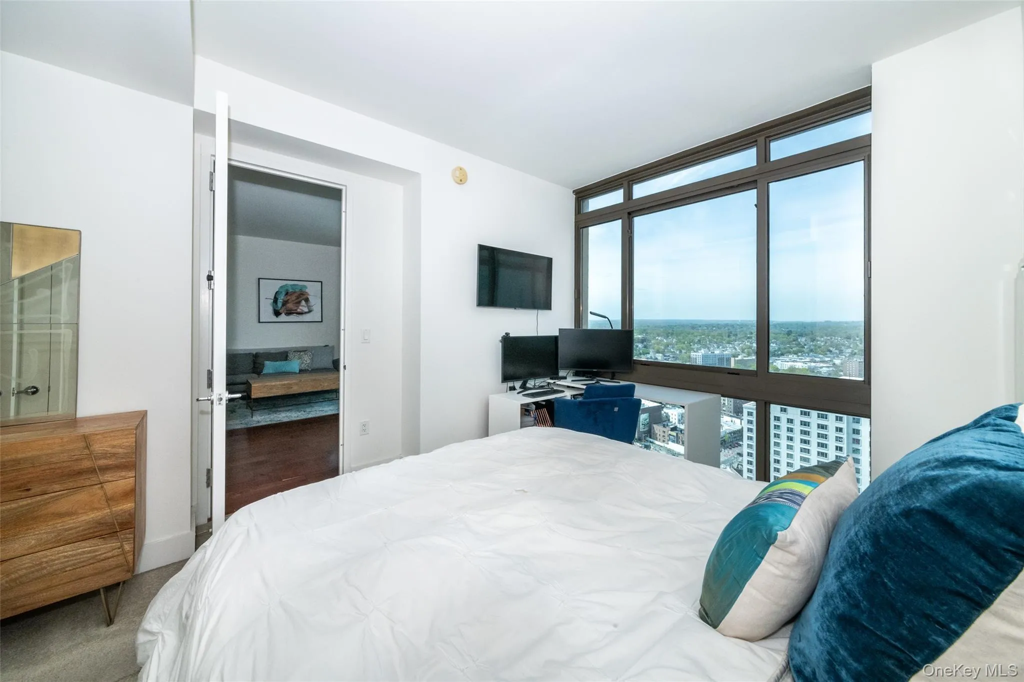 With floor to ceiling windows With floor to ceiling windows