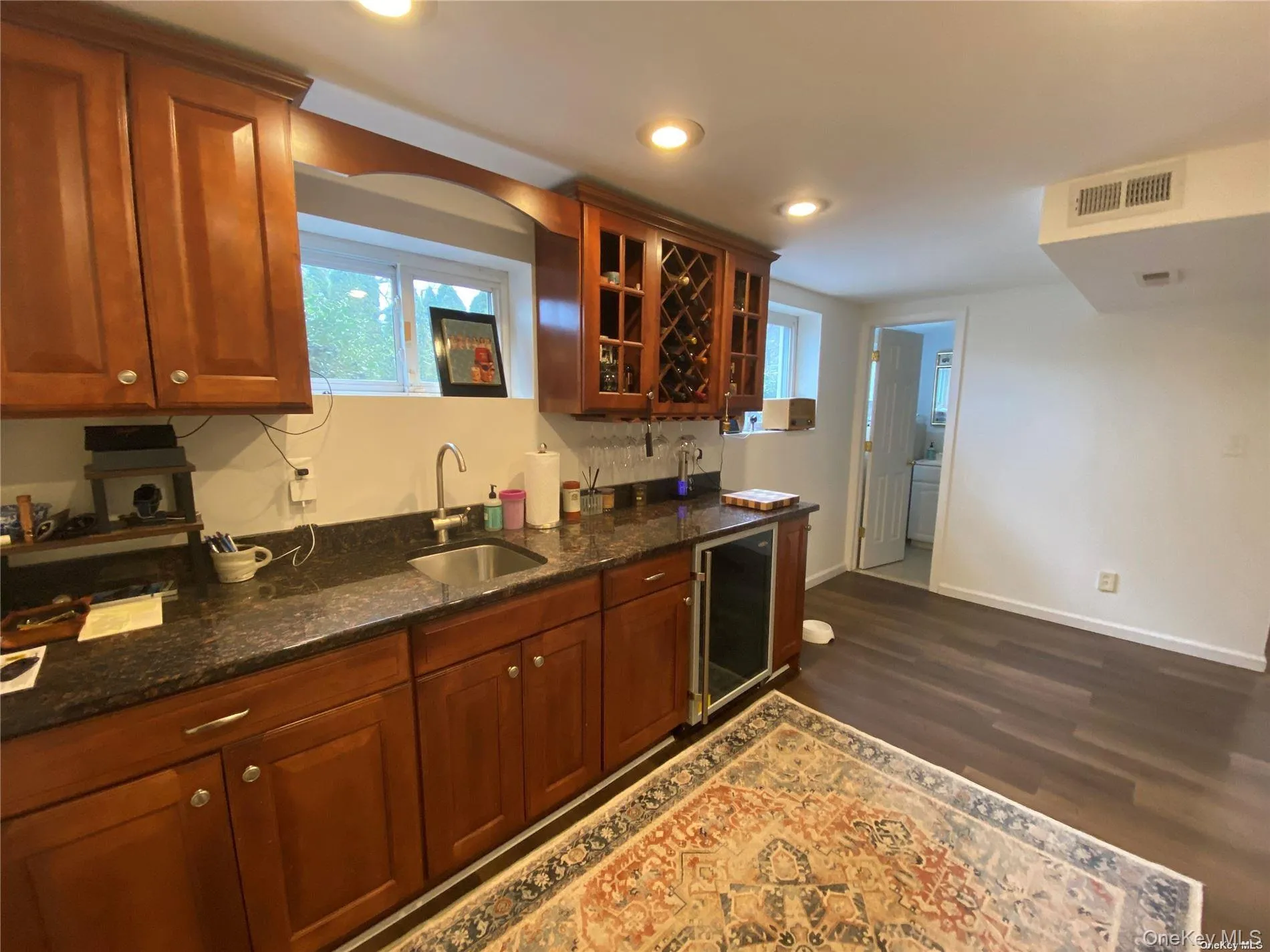 FAMILY ROOM WET BAR FAMILY ROOM WET BAR