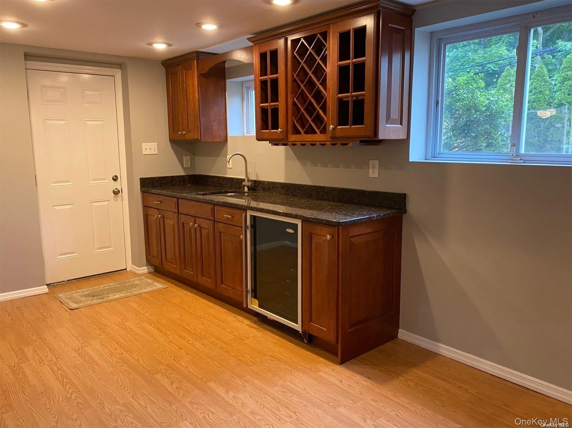 FAMILY ROOM WET BAR FAMILY ROOM WET BAR